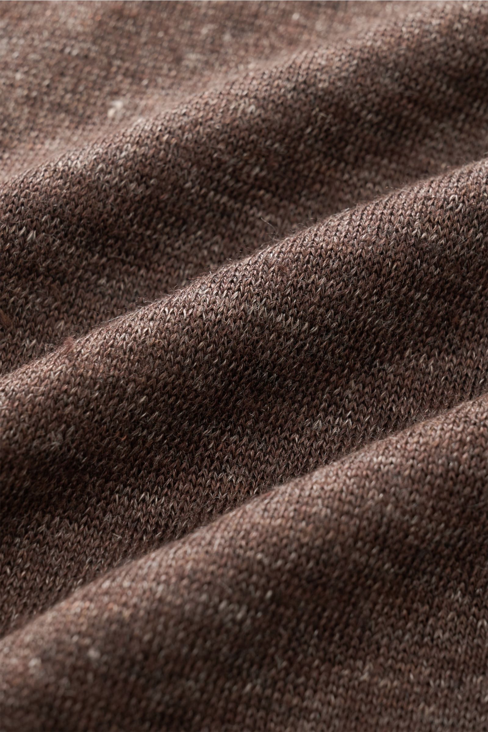 Close-up front view of Fioroni Linen short sleeve knit polo shirt brown mottled fabric showing fine, airy knit texture with slightly robust touch.

Summery lightness by FIORINI: This short sleeve knit polo embodies the best Italian quality and is made 