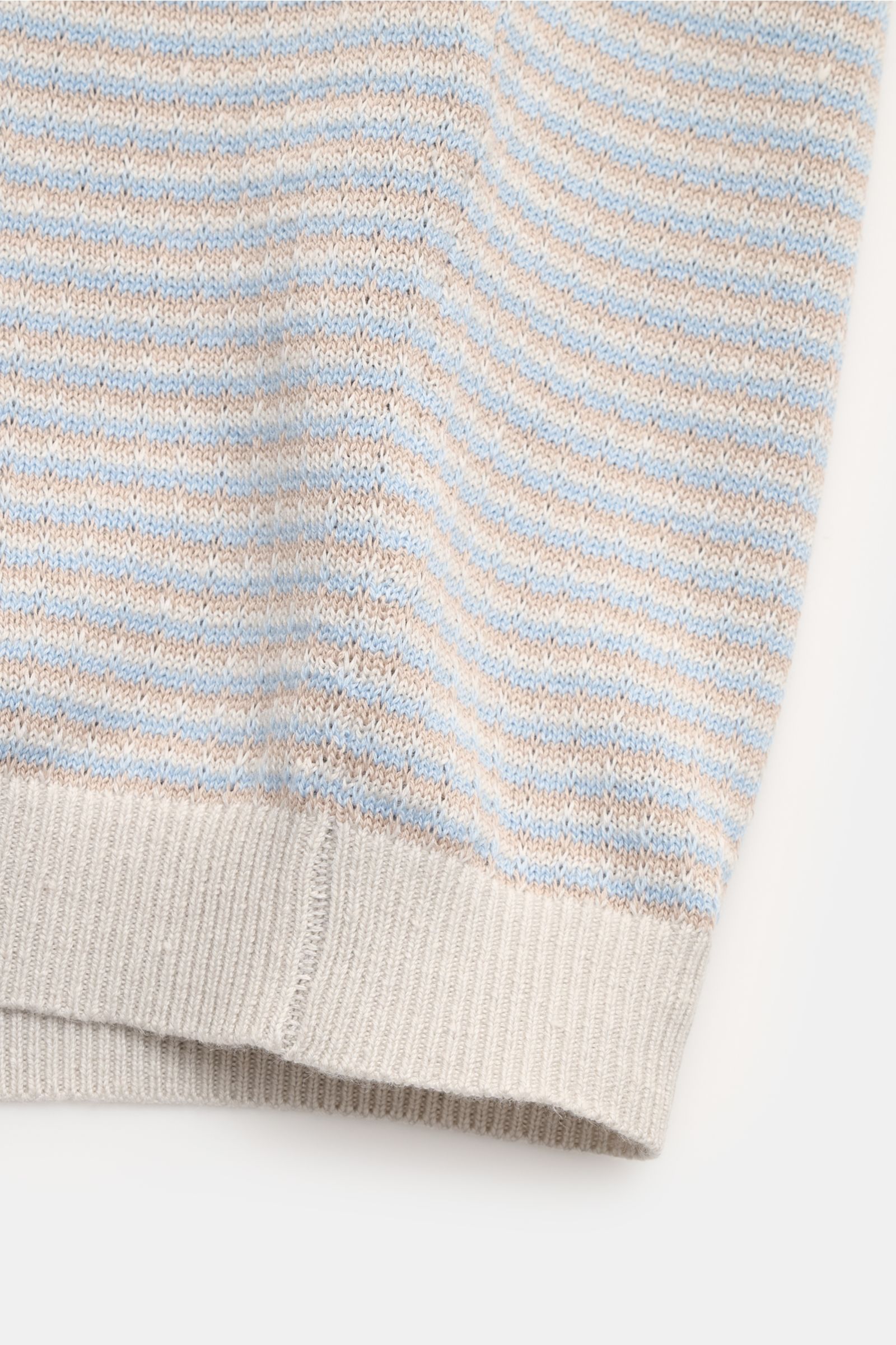 Ausschnitt des Agnona Kurzarm-Strickpolo hellgrau/beige/hellblau gestreift, Detailfoto von unten mit feinem Strukturstrick und Rippbündchen.