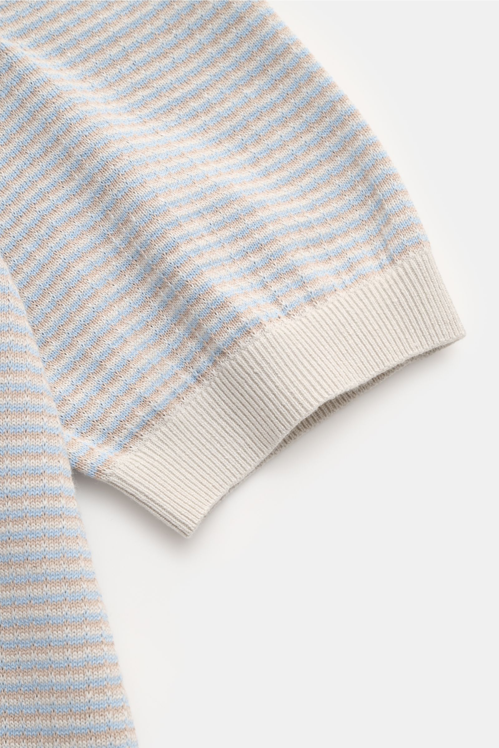 Ausschnitt des Agnona Kurzarm-Strickpolo hellgrau/beige/hellblau gestreift mit offenem Kragen, Rippbündchen und feinem Strukturstrick, von schräg oben fotografiert.
