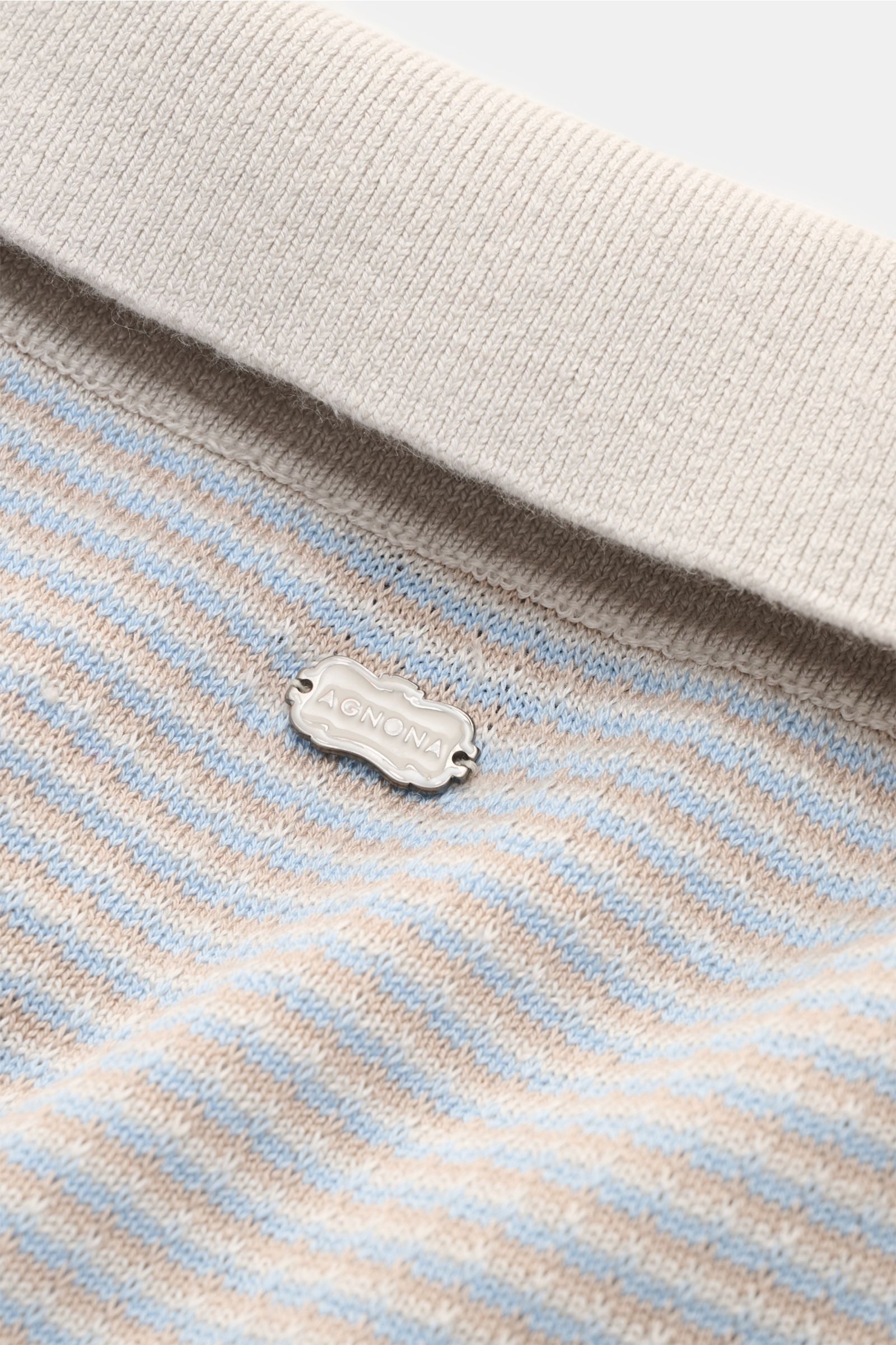 Agnona Kurzarm-Strickpolo hellgrau/beige/hellblau gestreift in Nahaufnahme von oben mit feinem Strukturstrick, Polokragen und Markenschild.