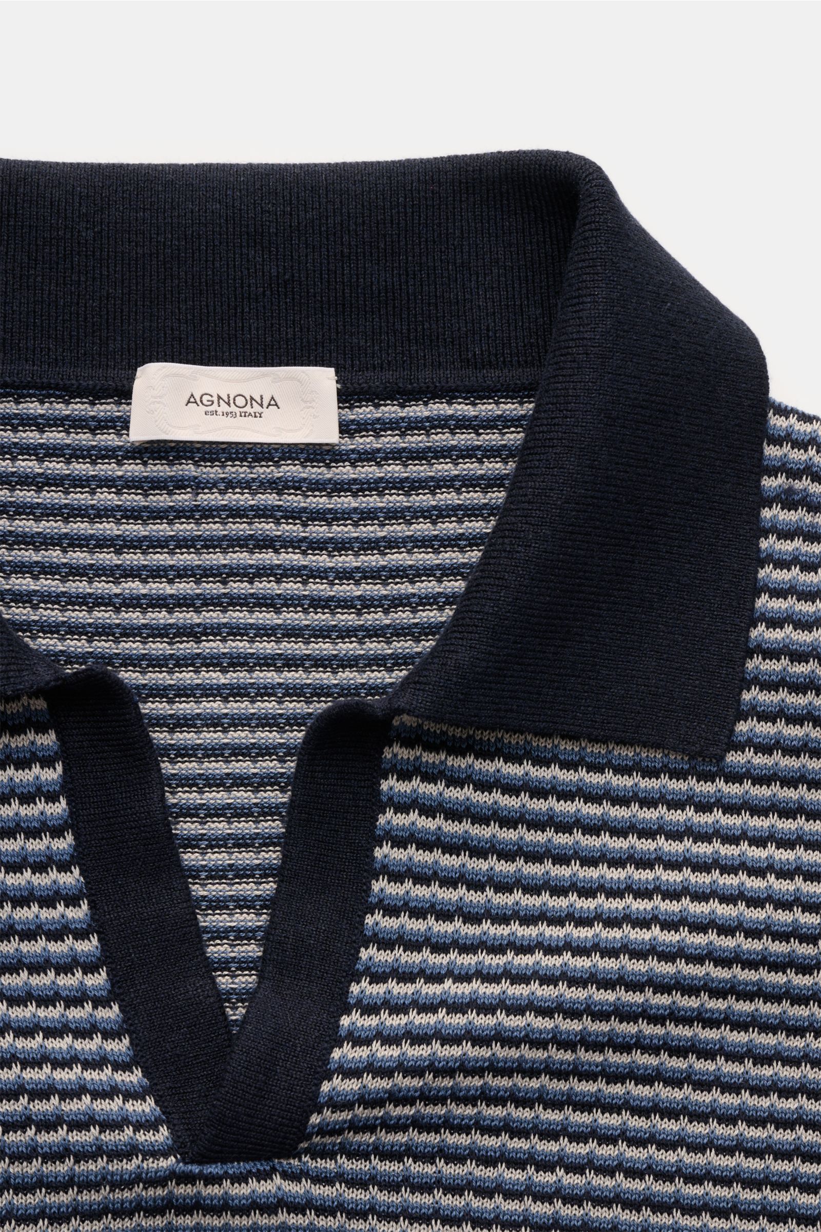 Close-up top-down view of the Agnona Kurzarm-Strickpolo navy/rauchblau/hellgrau gestreift showing its typical polo collar, open collar placket, and fine knit striped pattern. Für lässige Sommeroutfits: Das Kurzarm-Strickpolo von AGNONA besticht mit unverg