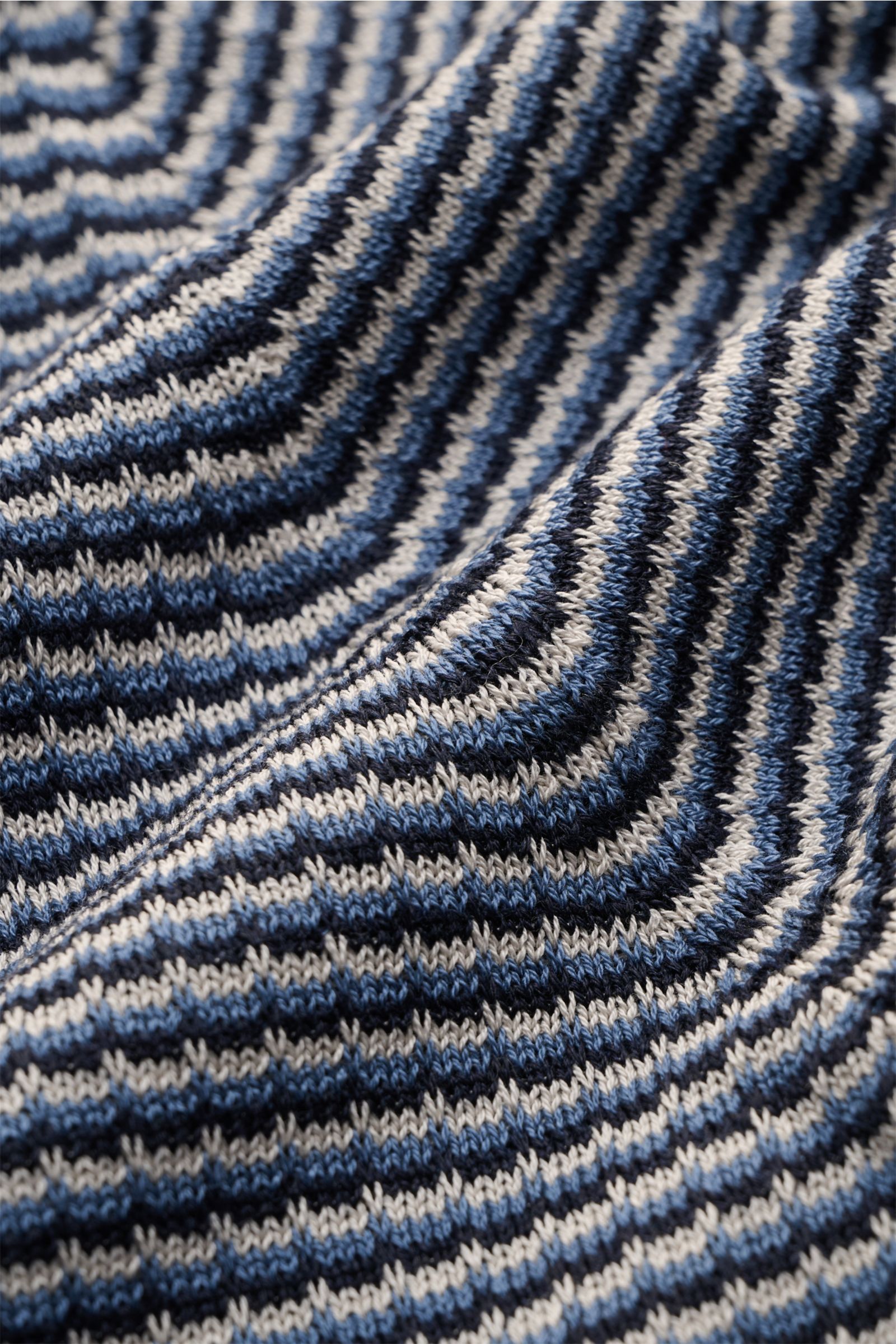 Close-up front perspective of the Agnona Kurzarm-Strickpolo navy/rauchblau/hellgrau gestreift showing fine knit stripes in cotton, linen, and silk blend. Für lässige Sommeroutfits: Das Kurzarm-Strickpolo von AGNONA besticht mit unvergleichlichem Tragegefü