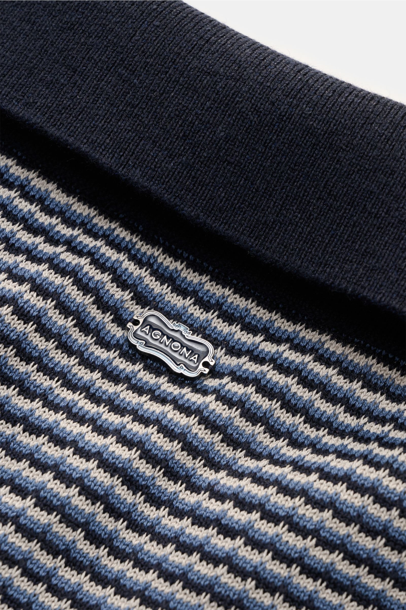 Close-up front view of the Agnona Kurzarm-Strickpolo navy/rauchblau/hellgrau gestreift showing the fine striped knit pattern, typical polo collar, open placket, comfortable ribbed cuffs, and Agnona logo badge. Für lässige Sommeroutfits: Das Kurzarm-Strick
