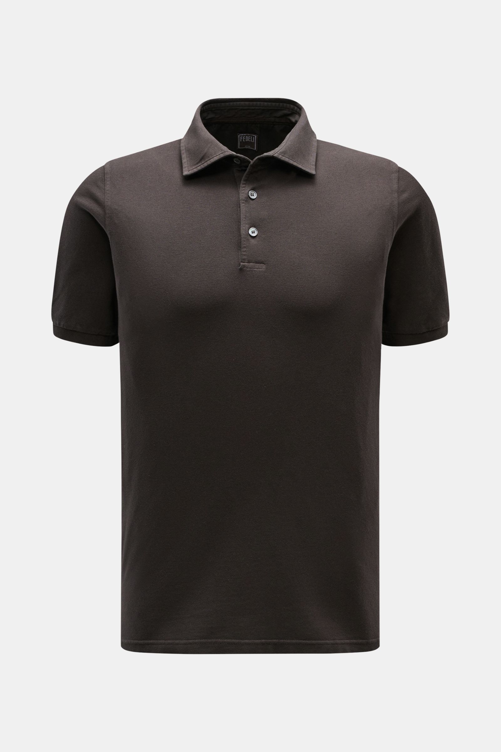 Front view of Fedeli Polo shirt 'North' dark brown in pure piqué cotton, slim fit with three mother-of-pearl buttons, soft feel.

Quiet luxury: The clean polo shirt 'North' in high-quality cotton piqué by FEDELI doesn’t feature any logos and is dyed in