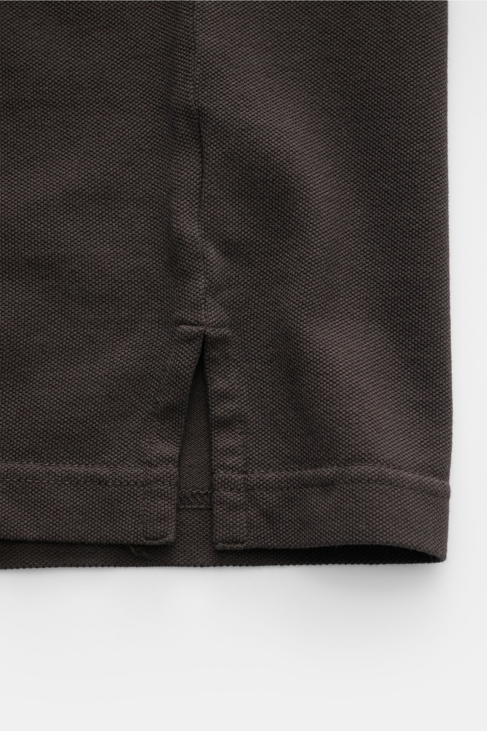 Close-up view of the hem with side vents of the Fedeli Polo shirt 'North' dark brown, showing pure piqué cotton texture.

Additional description:  
Quiet luxury: The clean polo shirt 'North' in high-quality cotton piqué by FEDELI doesn’t feature any lo
