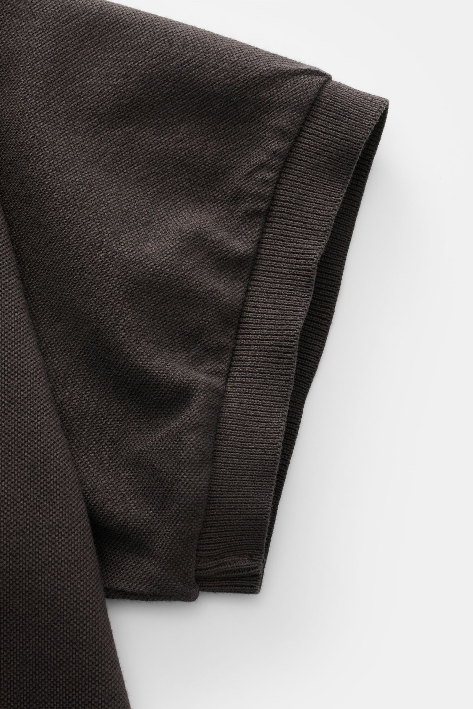Fedeli Polo shirt 'North' dark brown close-up of short sleeve from above, showing pure piqué cotton fabric texture and ribbed hem.

Quiet luxury: The clean polo shirt 'North' in high-quality cotton piqué by FEDELI doesn’t feature any logos and is dyed 