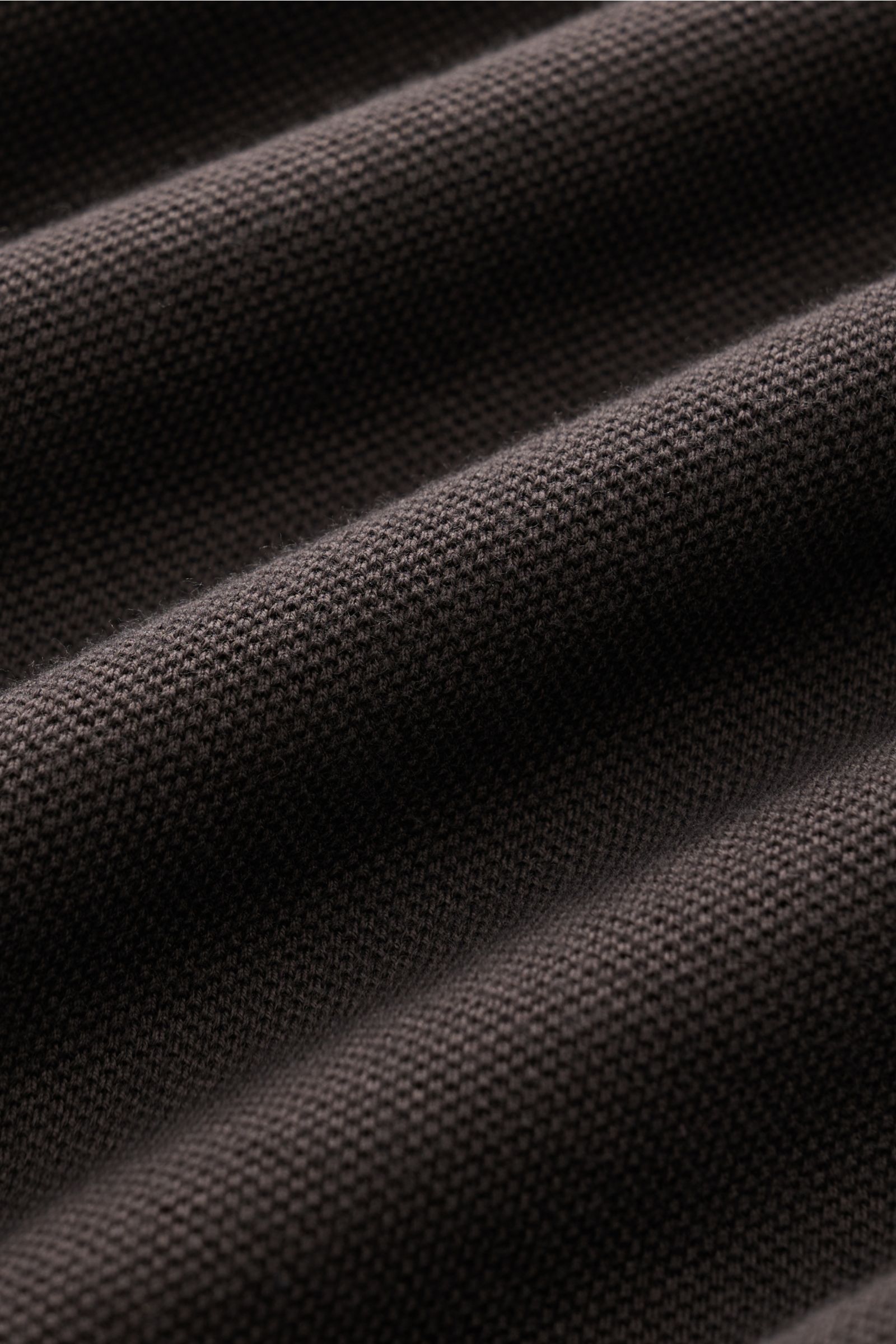 Close-up front angle of Fedeli Polo shirt 'North' dark brown fabric showing pure piqué cotton texture, soft feel, and garment-dyed finish.

Quiet luxury: The clean polo shirt 'North' in high-quality cotton piqué by FEDELI doesn’t feature any logos and 