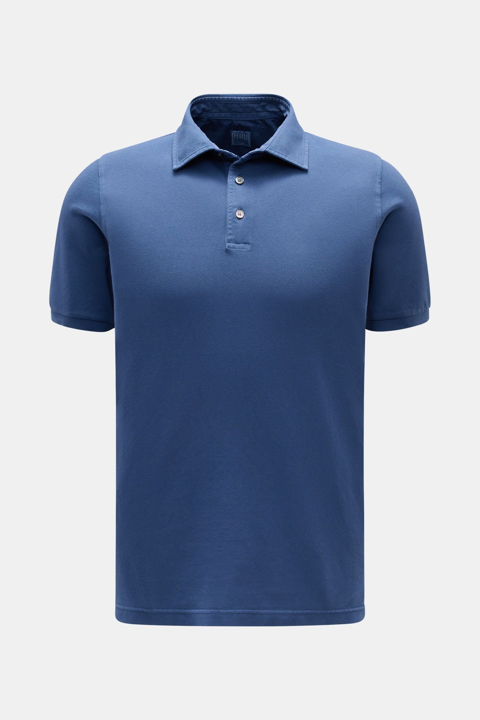Fedeli Poloshirt 'North' dunkelblau shown from front, clean dark blue cotton piqué polo with slim fit, pearl buttons, garment dyed.

Quiet Luxury: Das cleane Poloshirt 'North' aus hochwertigem Baumwoll-Piqué von FEDELI kommt ganz ohne Logos aus und wur
