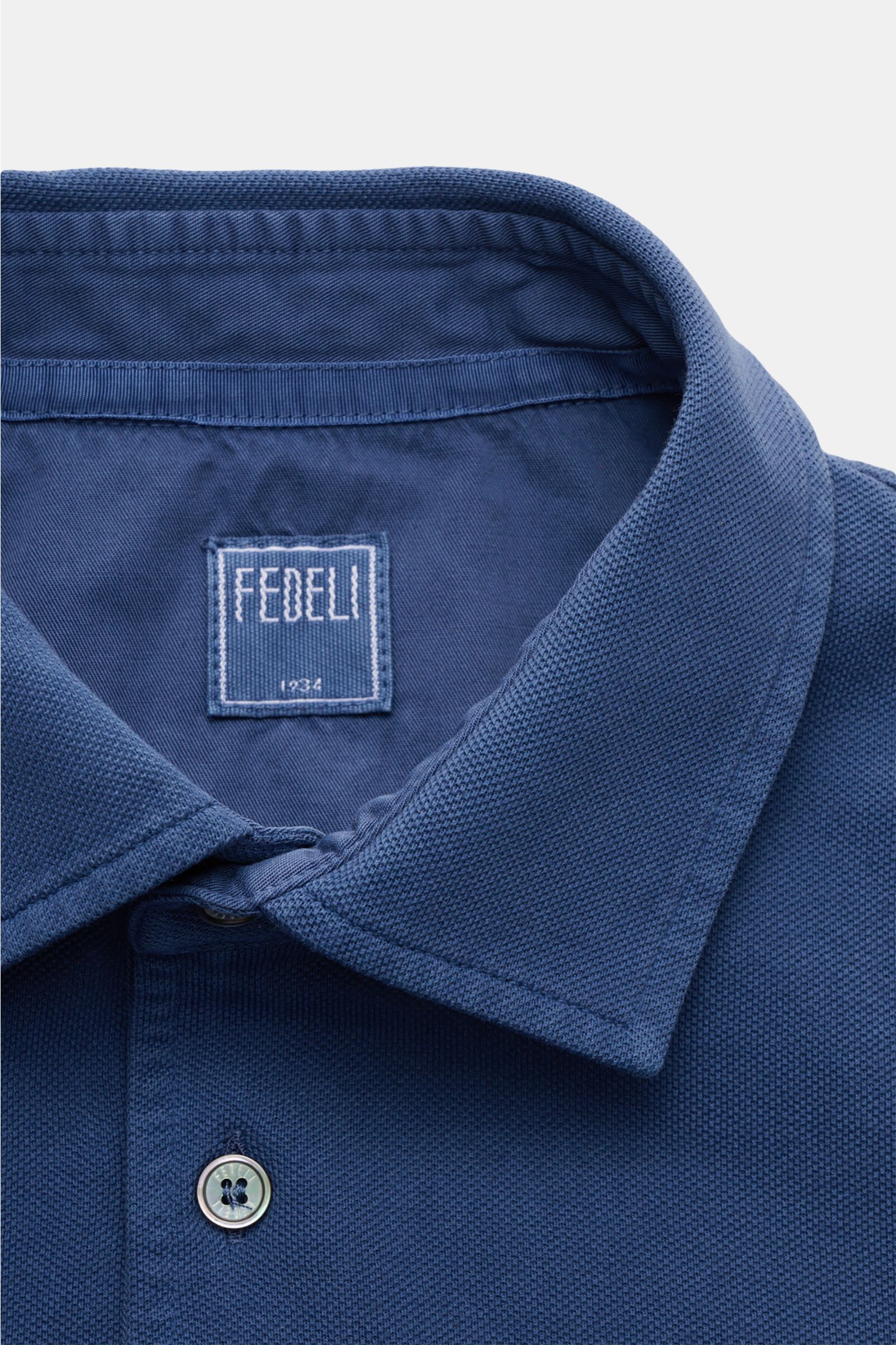 Fedeli Poloshirt 'North' dunkelblau close-up from above showing the garment dyed cotton piqué fabric, slim fit collar, and mother-of-pearl button.

Quiet Luxury: Das cleane Poloshirt 'North' aus hochwertigem Baumwoll-Piqué von FEDELI kommt ganz ohne Lo