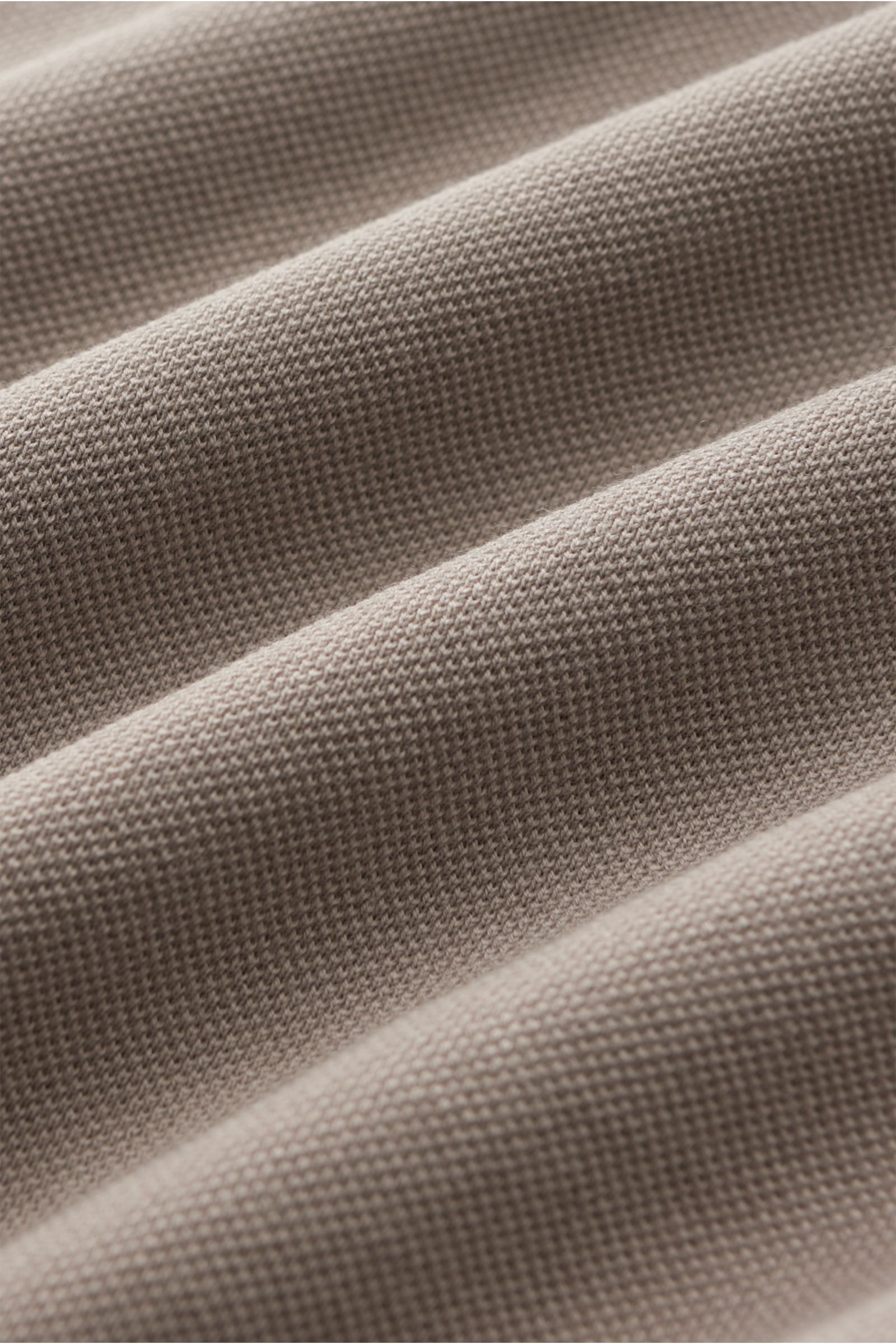 Nahaufnahme des taupefarbenen Fedeli Poloshirts 'North' aus weichem Baumwoll-Piqué, garment dyed, Slim Fit, mit Polokragen.