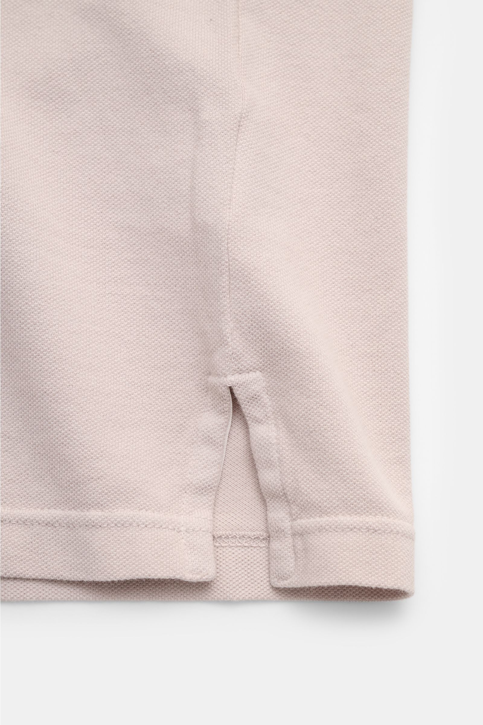 Close-up side hem view of Fedeli Poloshirt 'North' beige, showing soft cotton piqué fabric, slim fit, garment dyed with side slits.

Description: Quiet Luxury: Das cleane Poloshirt 'North' aus hochwertigem Baumwoll-Piqué von FEDELI kommt ganz ohne Logos a