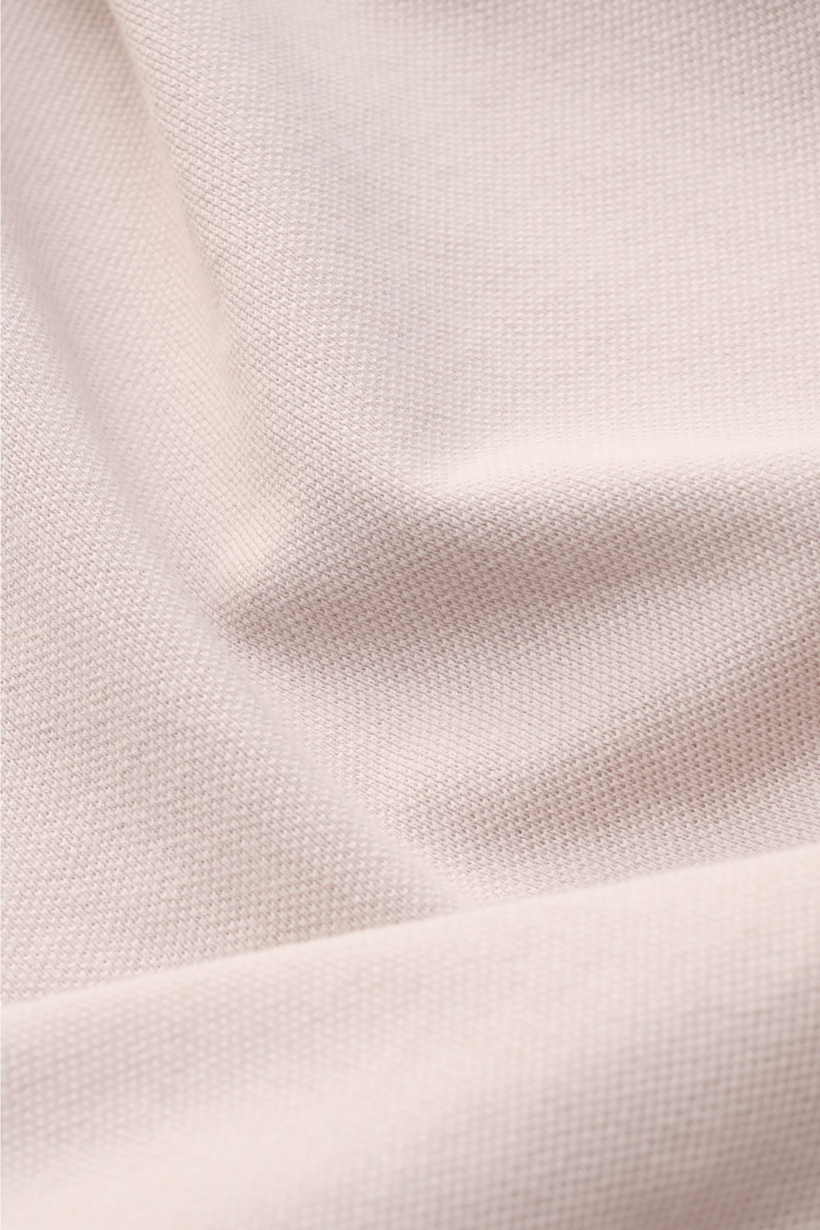 Close-up of the fine beige cotton piqué fabric texture of the Fedeli Poloshirt 'North' beige, photographed from a top front angle.

Description: Quiet Luxury: Das cleane Poloshirt 'North' aus hochwertigem Baumwoll-Piqué von FEDELI kommt ganz ohne Logos