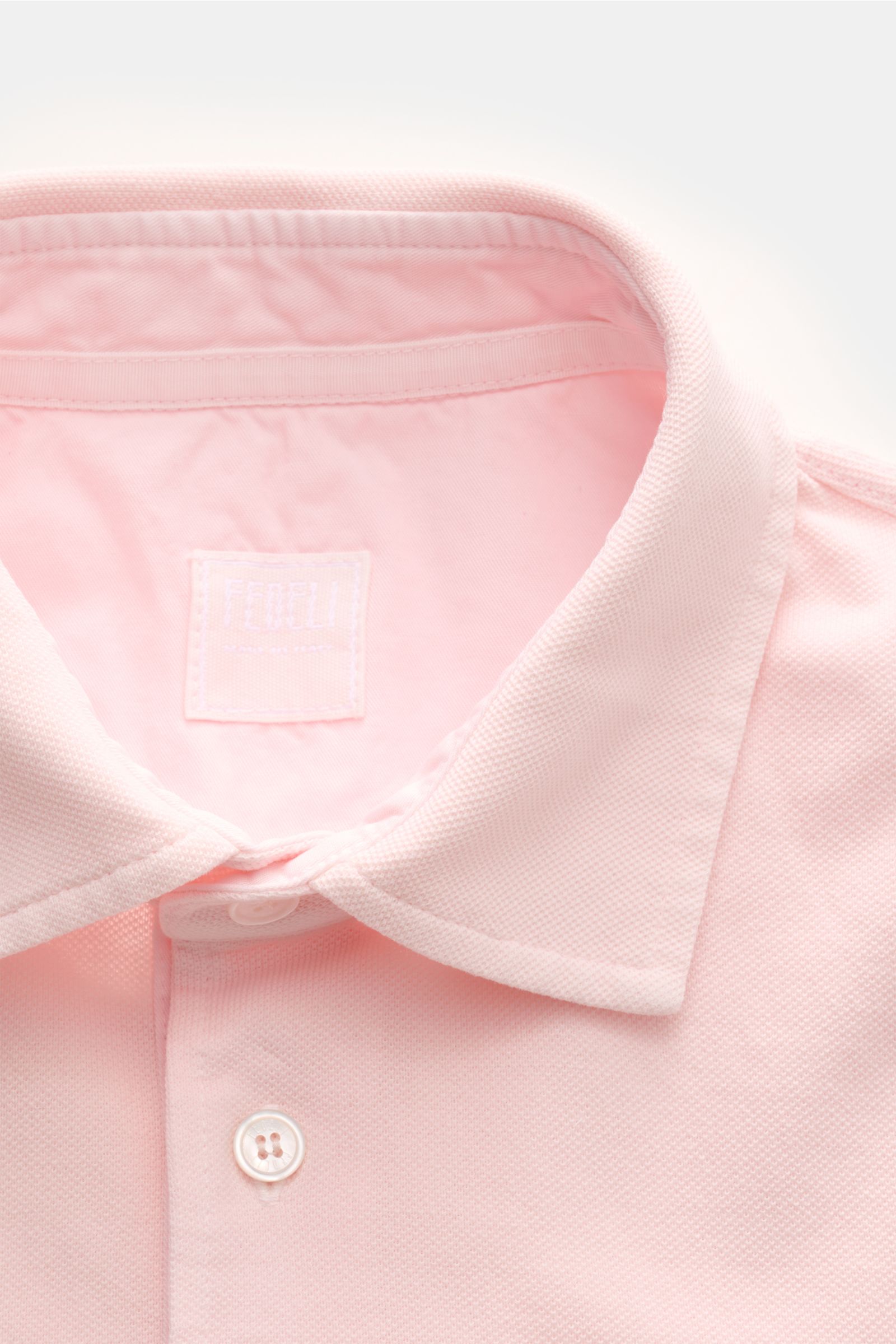 Fedeli Poloshirt 'North' rosé in Nahaufnahme von oben, Piqué-Baumwolle, Slim Fit, garment dyed, Perlmuttknöpfe, typischer Polokragen.