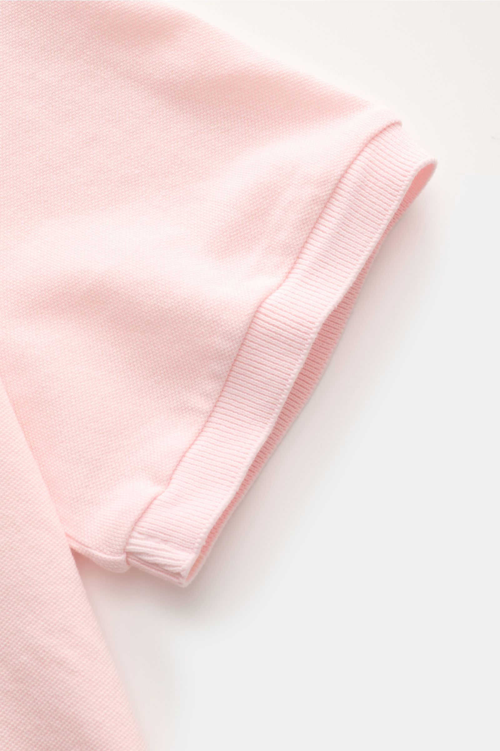 Nahaufnahme des Ärmels vom Fedeli Poloshirt 'North' rosé aus weichem, garment dyed Baumwoll-Piqué, Slim Fit, mit typischem Polokragen.