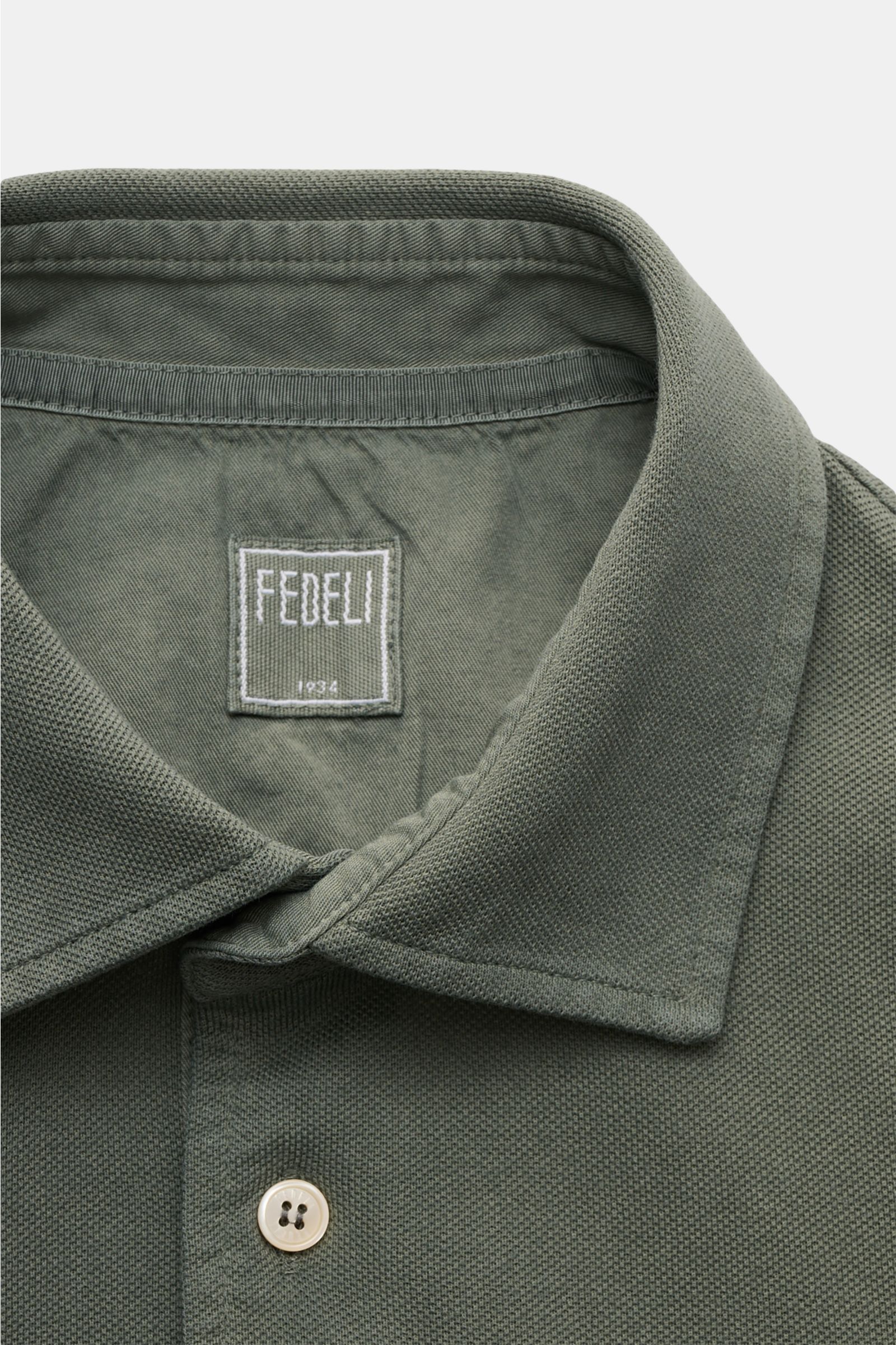 Fedeli Poloshirt 'North' graugrün in close-up front view, showing soft cotton piqué, slim fit, pearl buttons, and clean collar. Quiet Luxury: Das cleane Poloshirt 'North' aus hochwertigem Baumwoll-Piqué von FEDELI kommt ganz ohne Logos aus und wurde im ga