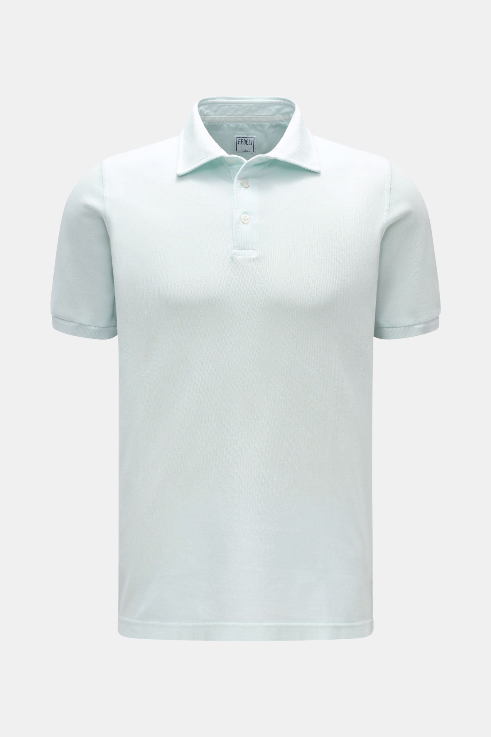 Fedeli Poloshirt 'North' mintgrün, front view of a slim fit, garment-dyed mint green polo shirt with three mother-of-pearl buttons, typical collar, soft pure cotton piqué, side slits, and slightly longer back. Quiet Luxury: Das cleane Poloshirt 'North'