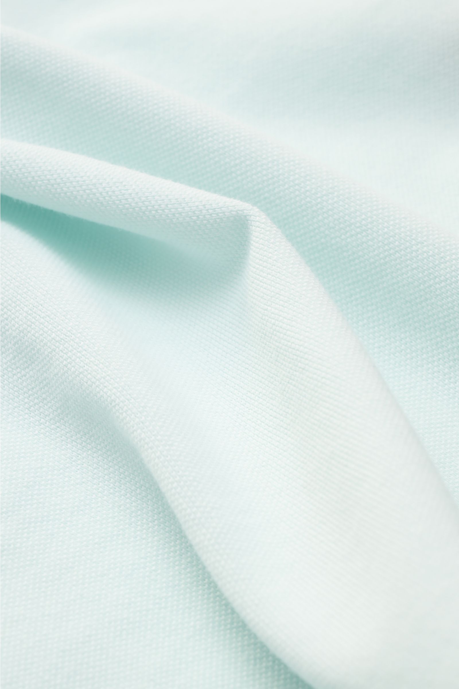 Close-up view of the mint green fabric texture of the Fedeli Poloshirt 'North' mintgrün, showing soft, pure cotton piqué material.

Description: Quiet Luxury: Das cleane Poloshirt 'North' aus hochwertigem Baumwoll-Piqué von FEDELI kommt ganz ohne Logos
