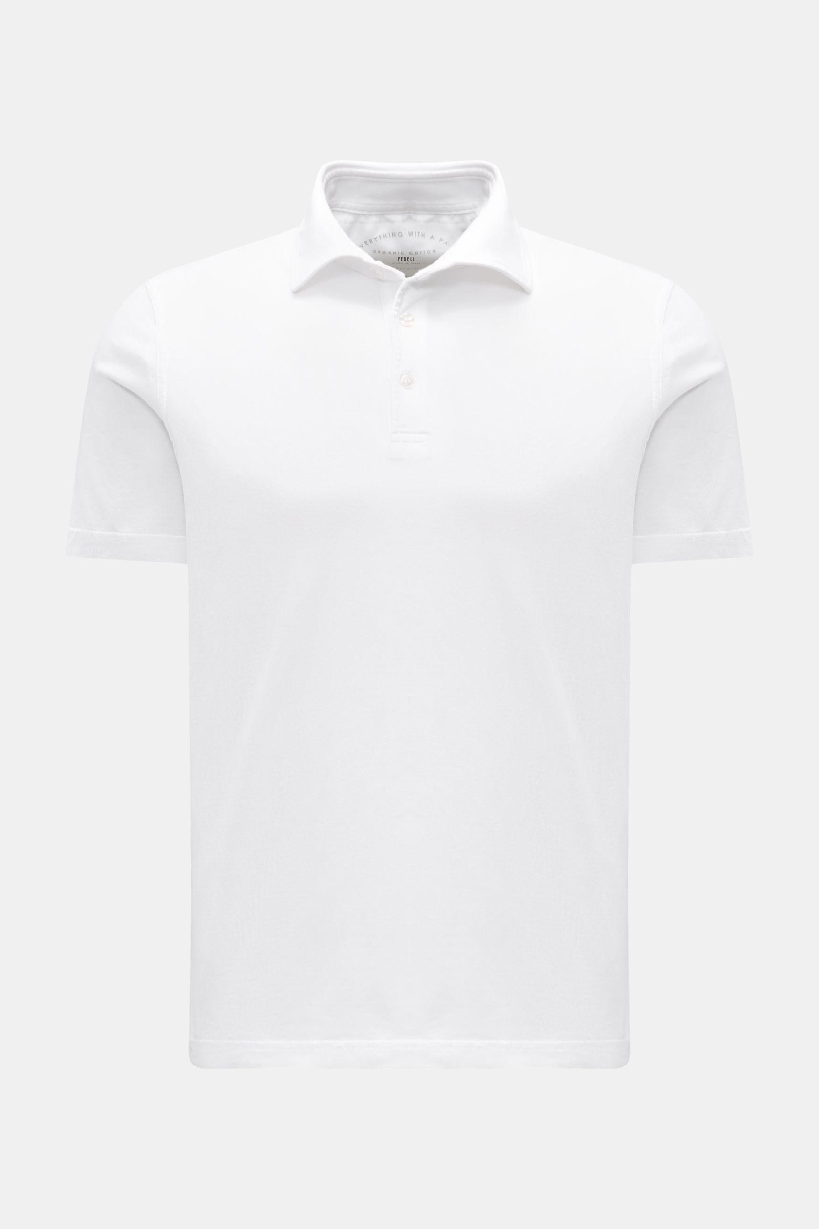 Fedeli Jersey-Poloshirt 'Zero' weiß, Slim Fit, garment dyed, Haifisch-Kragen, Perlmuttknöpfe, seitliche Saumschlitze, reine Bio-Baumwolle, Frontansicht.
