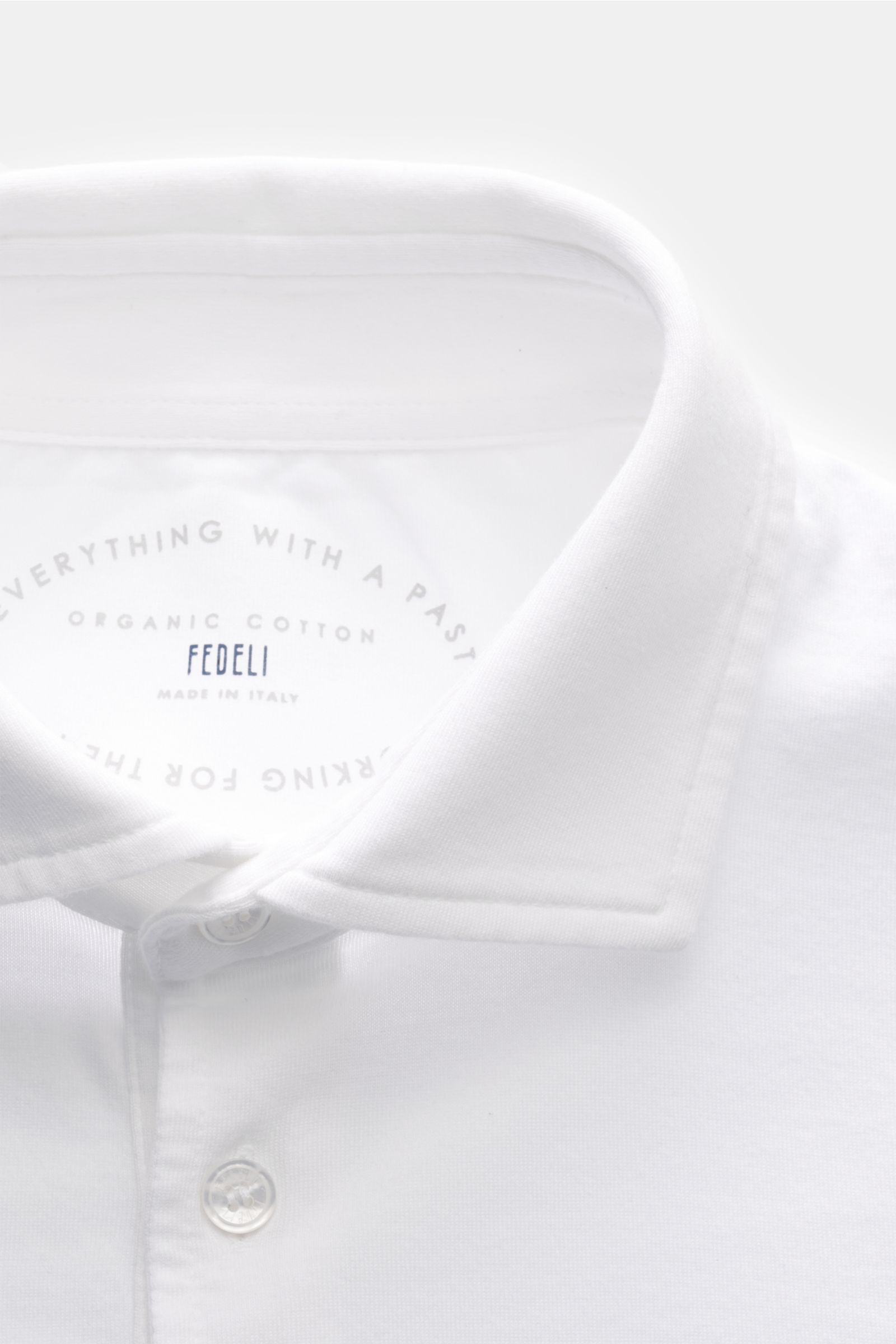 Fedeli Jersey-Poloshirt 'Zero' weiß, Front nah, Slim Fit Jersey aus Bio-Baumwolle, Haifisch-Kragen, Drei-Knopf-Leiste mit Perlmuttknöpfen, seitliche Saumschlitze.