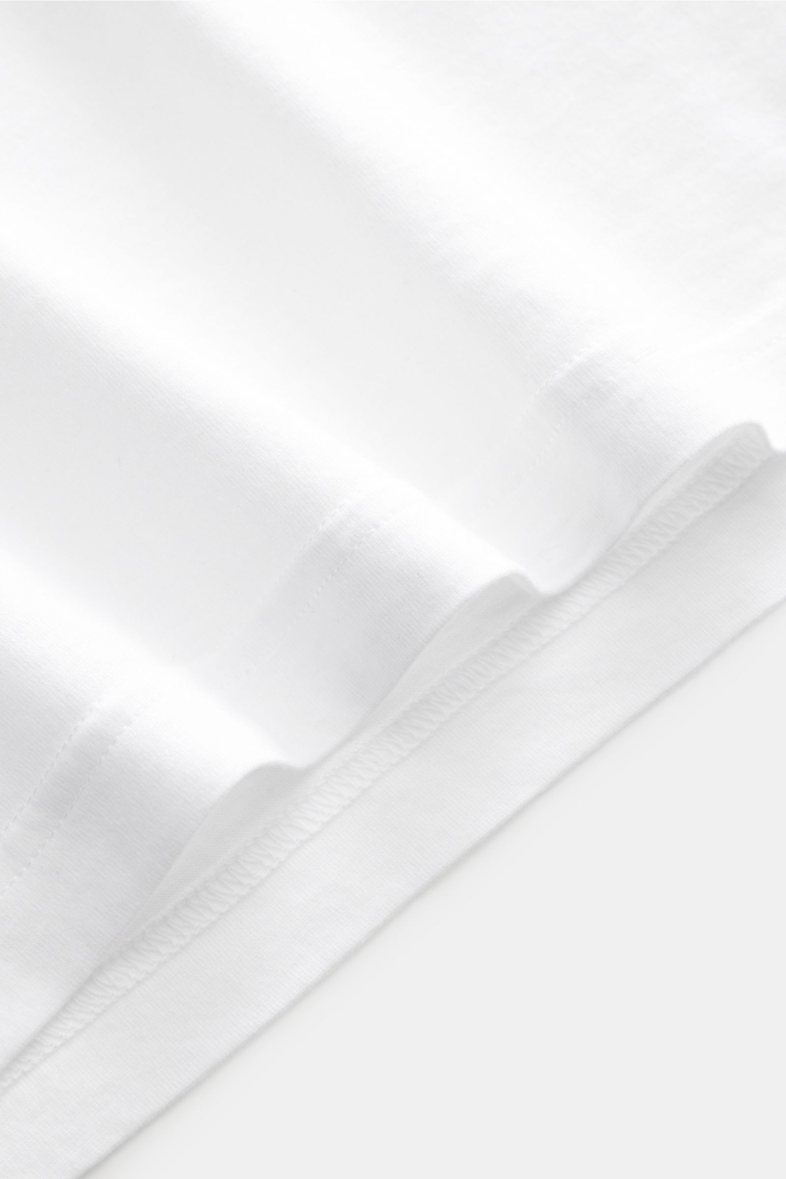 Fedeli Jersey-Poloshirt 'Zero' weiß, Detailansicht von unten auf den Saum mit seitlichen Schlitzen, reine Bio-Baumwolle, Slim Fit.