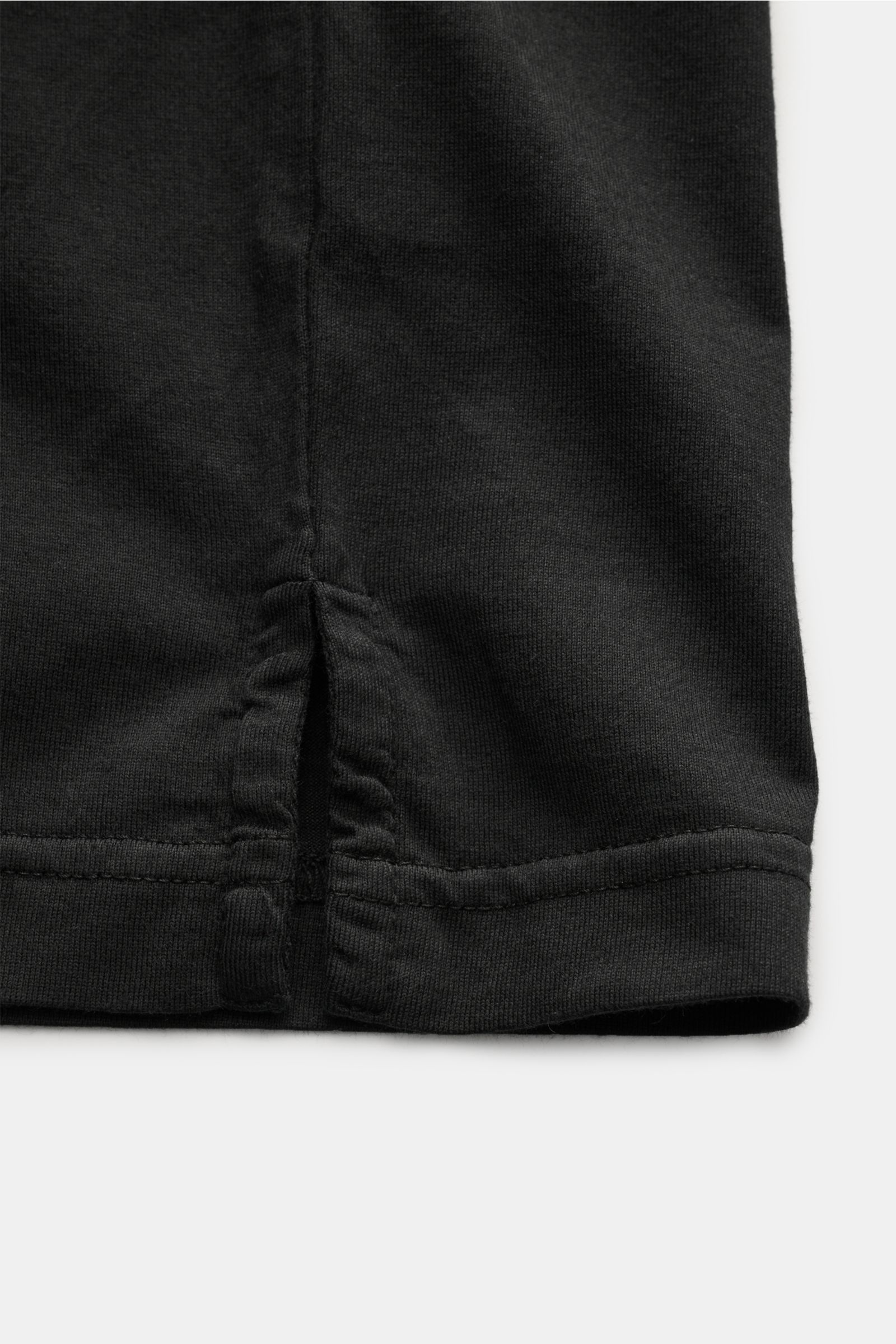 Nahaufnahme des seitlichen Saums mit Saumschlitz des Fedeli Jersey-Poloshirt 'Zero' schwarz aus Bio-Baumwolle, Slim Fit.