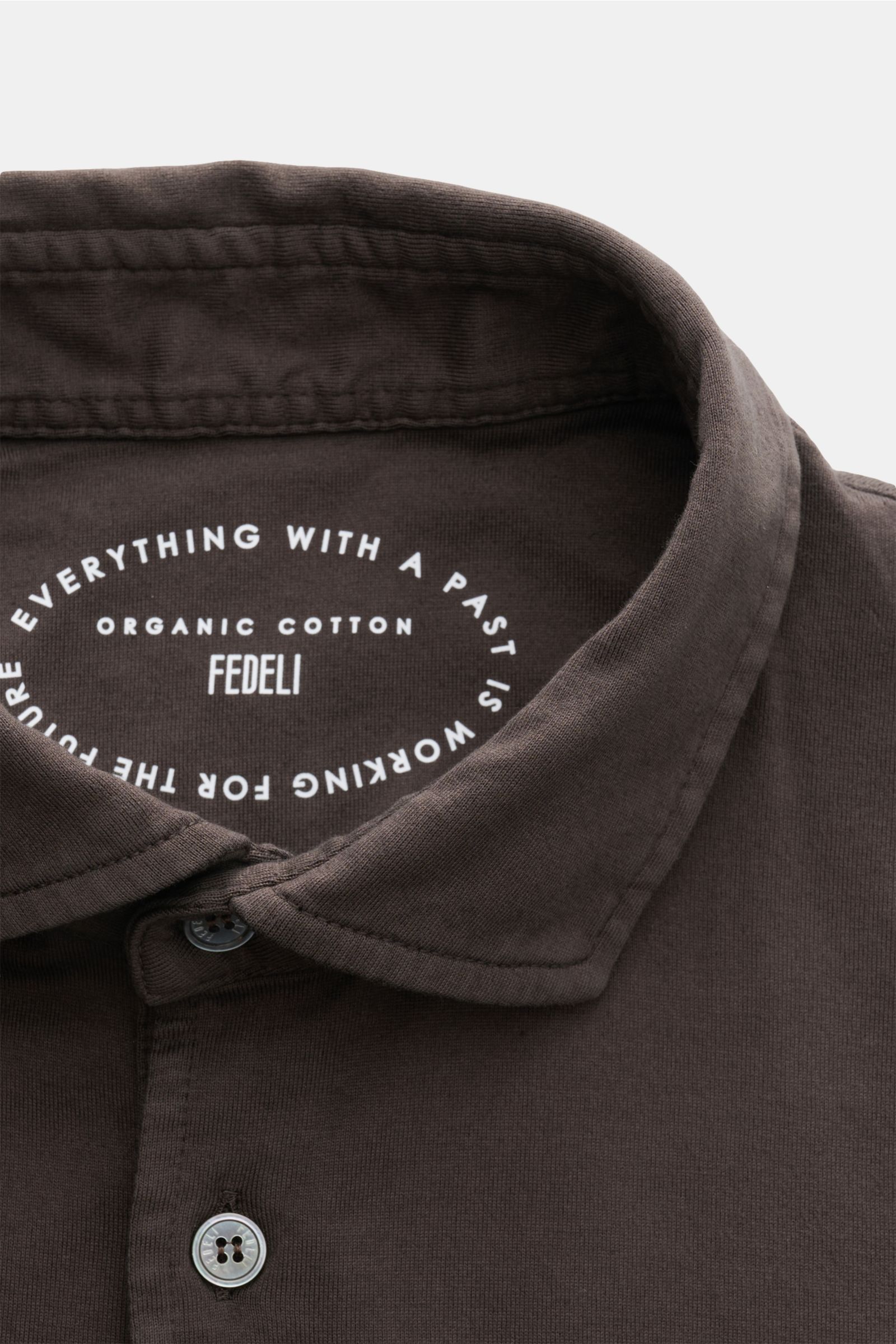 Nahaufnahme von Fedeli Jersey-Poloshirt 'Zero' graubraun, slim fit mit Haifisch-Kragen, Perlmuttknöpfen, aus organic cotton Jersey.