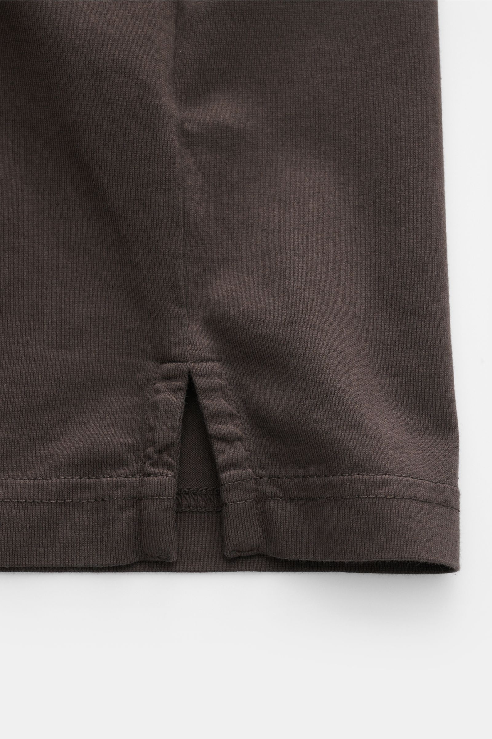 Nahaufnahme des seitlichen Saums mit Saumschlitz des Fedeli Jersey-Poloshirt 'Zero' graubraun aus Bio-Baumwolle.