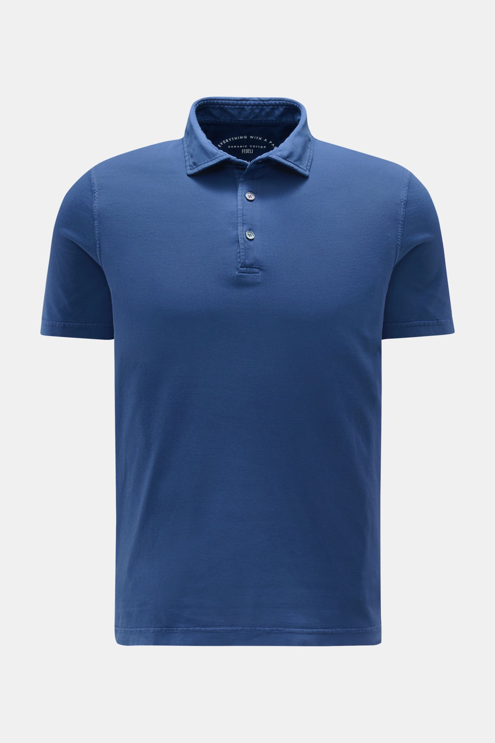 Fedeli Jersey-Poloshirt 'Zero' dunkelblau, frontal fotografiert, Slim Fit, Haifisch-Kragen, Drei-Knopf-Leiste, Bio-Baumwolle, garment dyed, seitliche Saumschlitze.