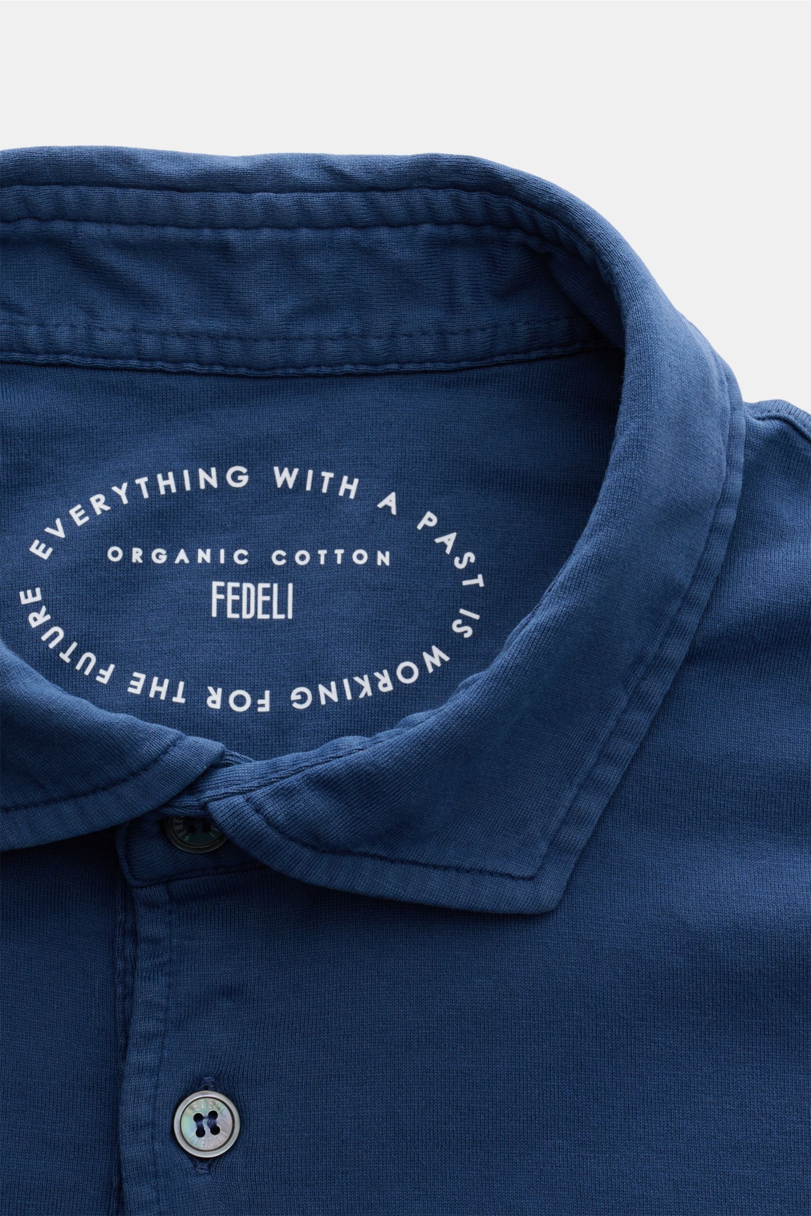 Fedeli Jersey-Poloshirt 'Zero' dunkelblau, Slim Fit aus Bio-Baumwolle mit Haifisch-Kragen, Perlmuttknöpfen, garment dyed, Detailaufnahme von oben.