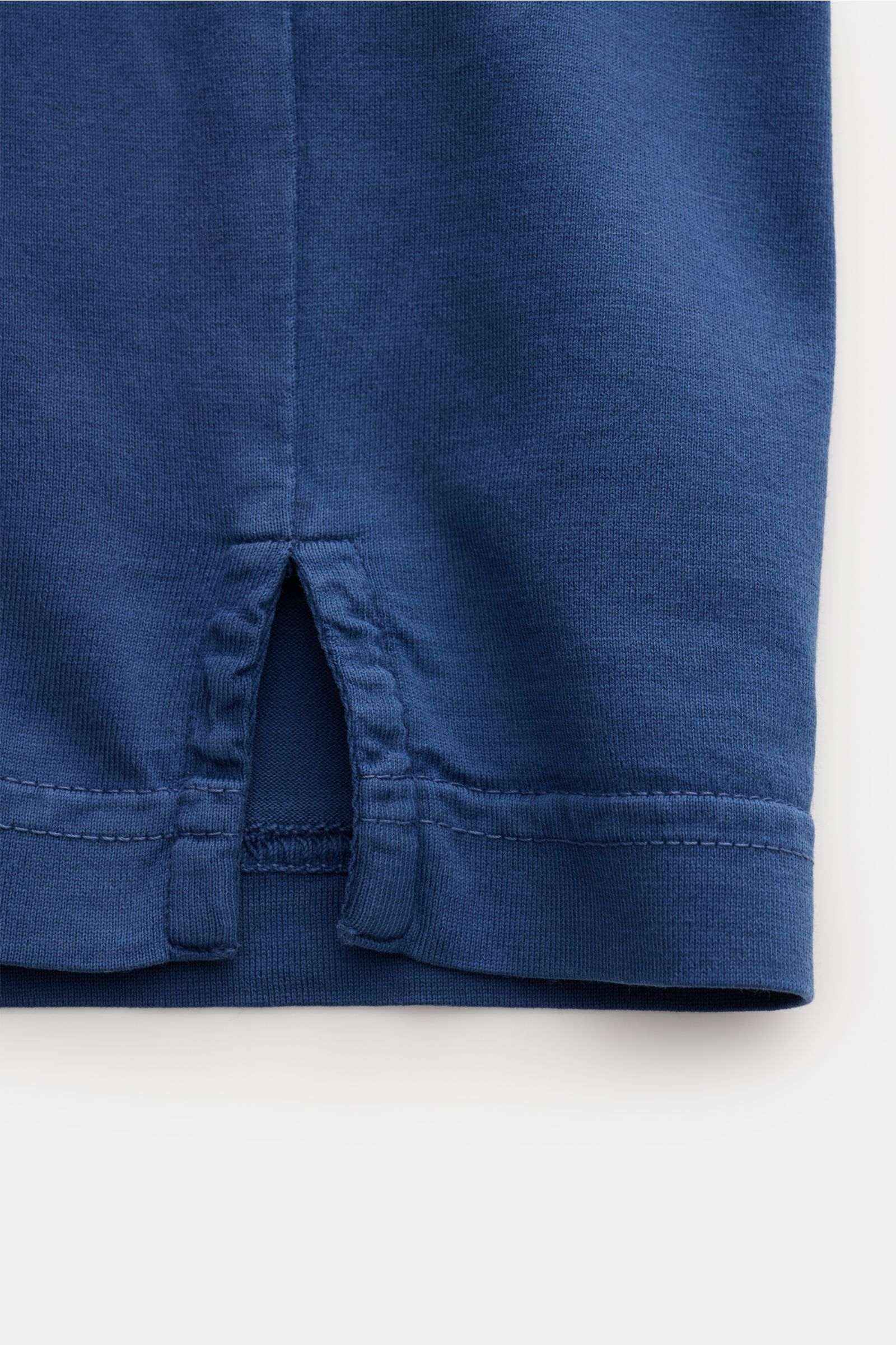Fedeli Jersey-Poloshirt 'Zero' dunkelblau, Detailansicht Saum mit Schlitz, Bio-Baumwolle, Slim Fit, Haifisch-Kragen, Perlmuttknöpfe, garment dyed.
