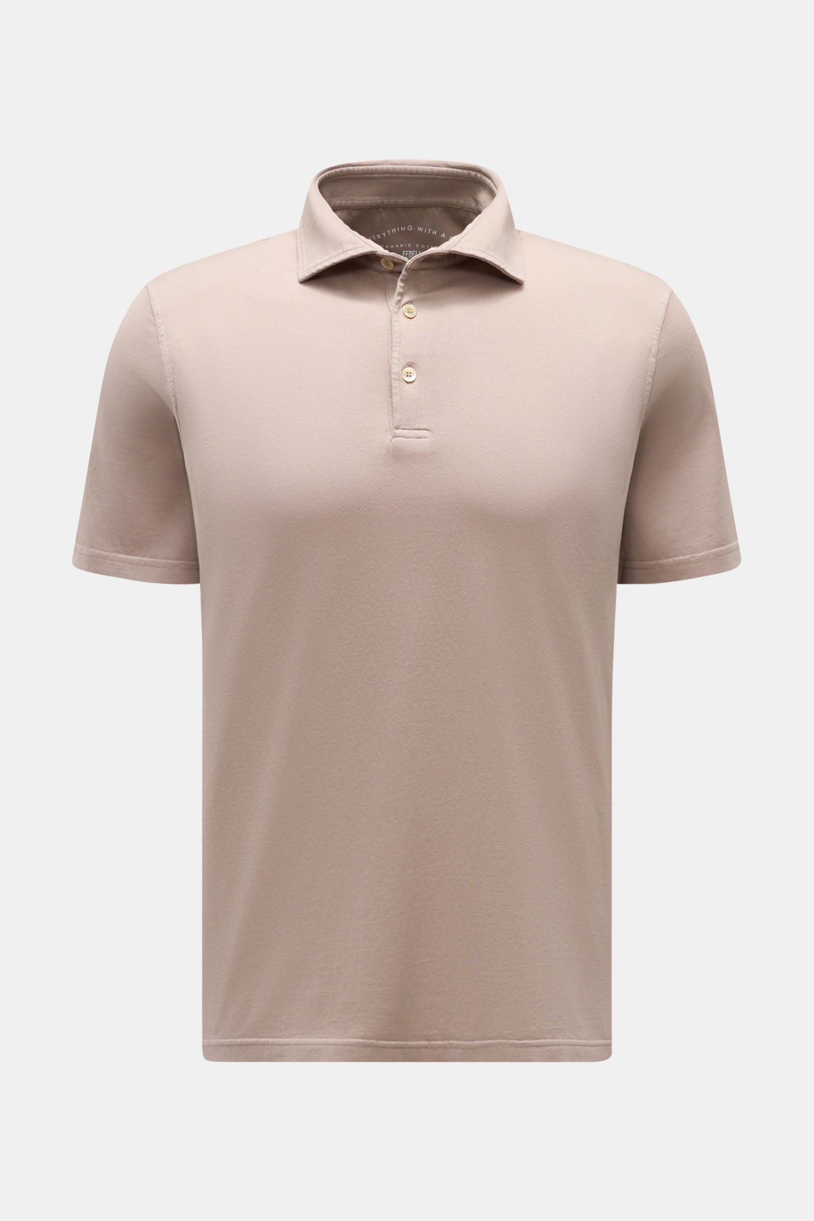 Fedeli Jersey-Poloshirt 'Zero' taupe, frontale Nahaufnahme, Slim Fit, Haifisch-Kragen, drei Perlmuttknöpfe, reine Bio-Baumwolle, garment dyed, seitliche Saumschlitze.