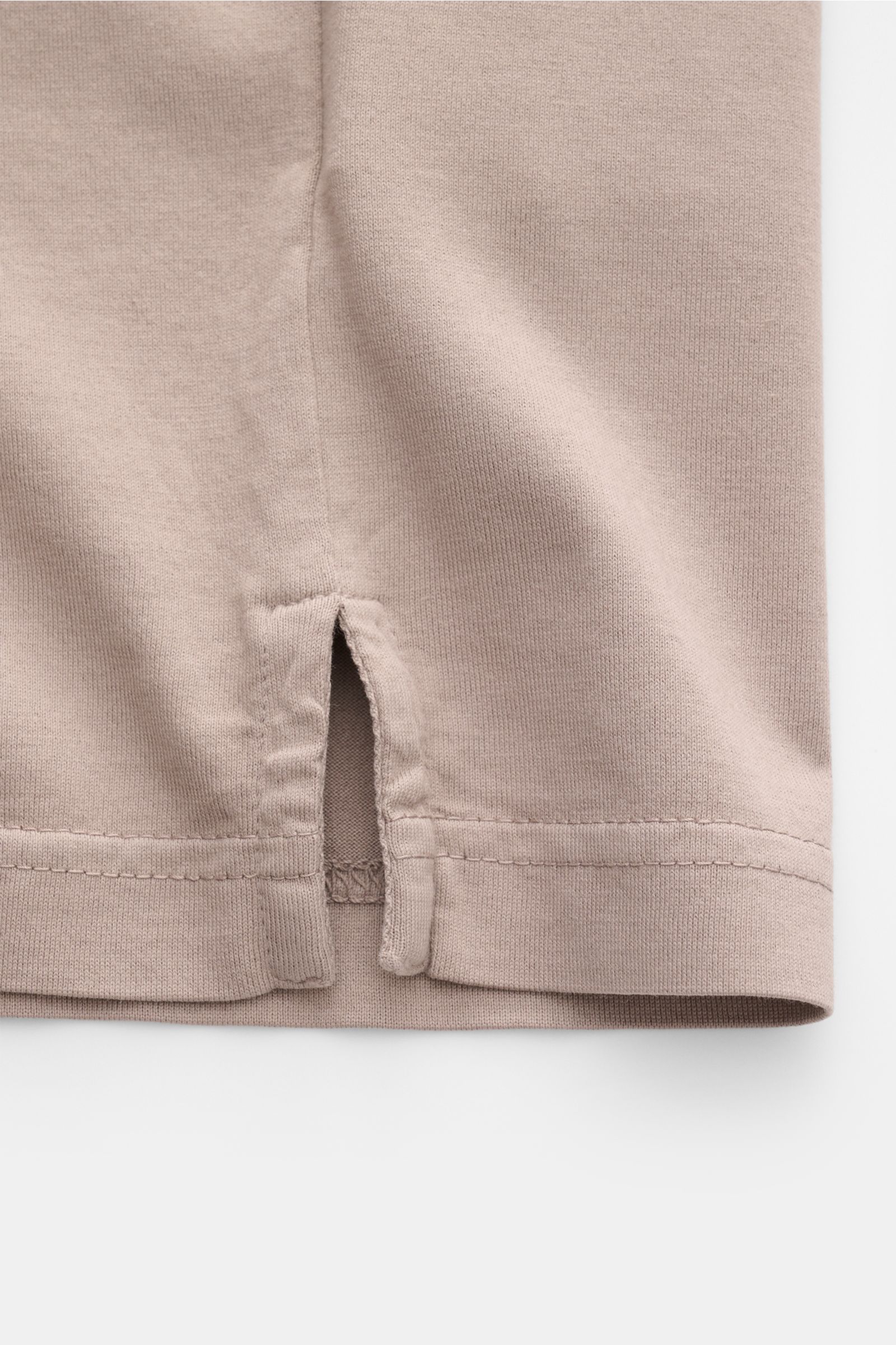 Nahaufnahme des seitlichen Saums mit Saumschlitz des Fedeli Jersey-Poloshirts 'Zero' taupe aus Bio-Baumwolle, Slim Fit, jersey, garment dyed.