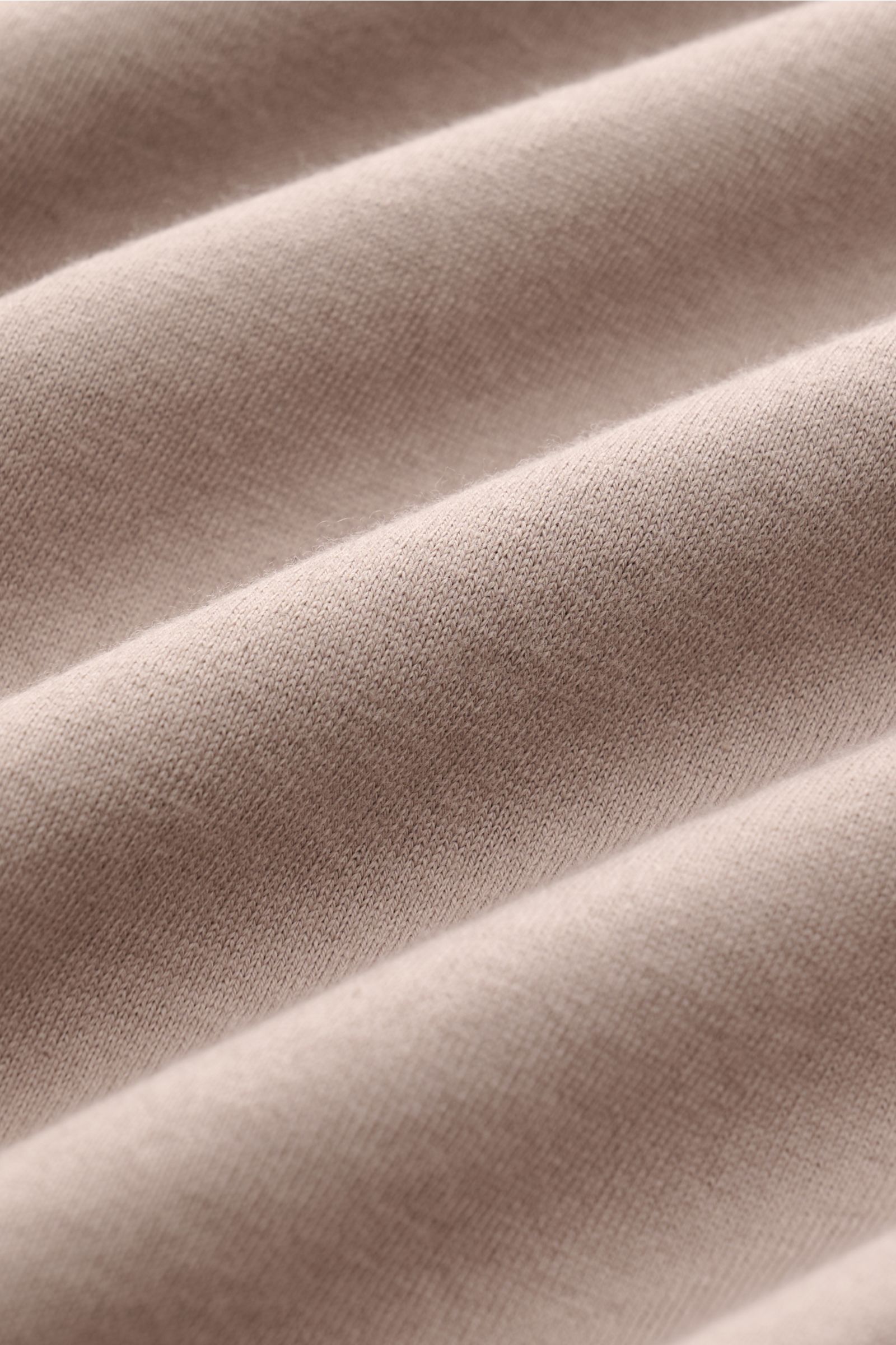 Nahaufnahme des weichen, taupefarbenen Stoffes des Fedeli Jersey-Poloshirts 'Zero' aus hochwertiger Bio-Baumwolle mit geschmeidigem Griff.