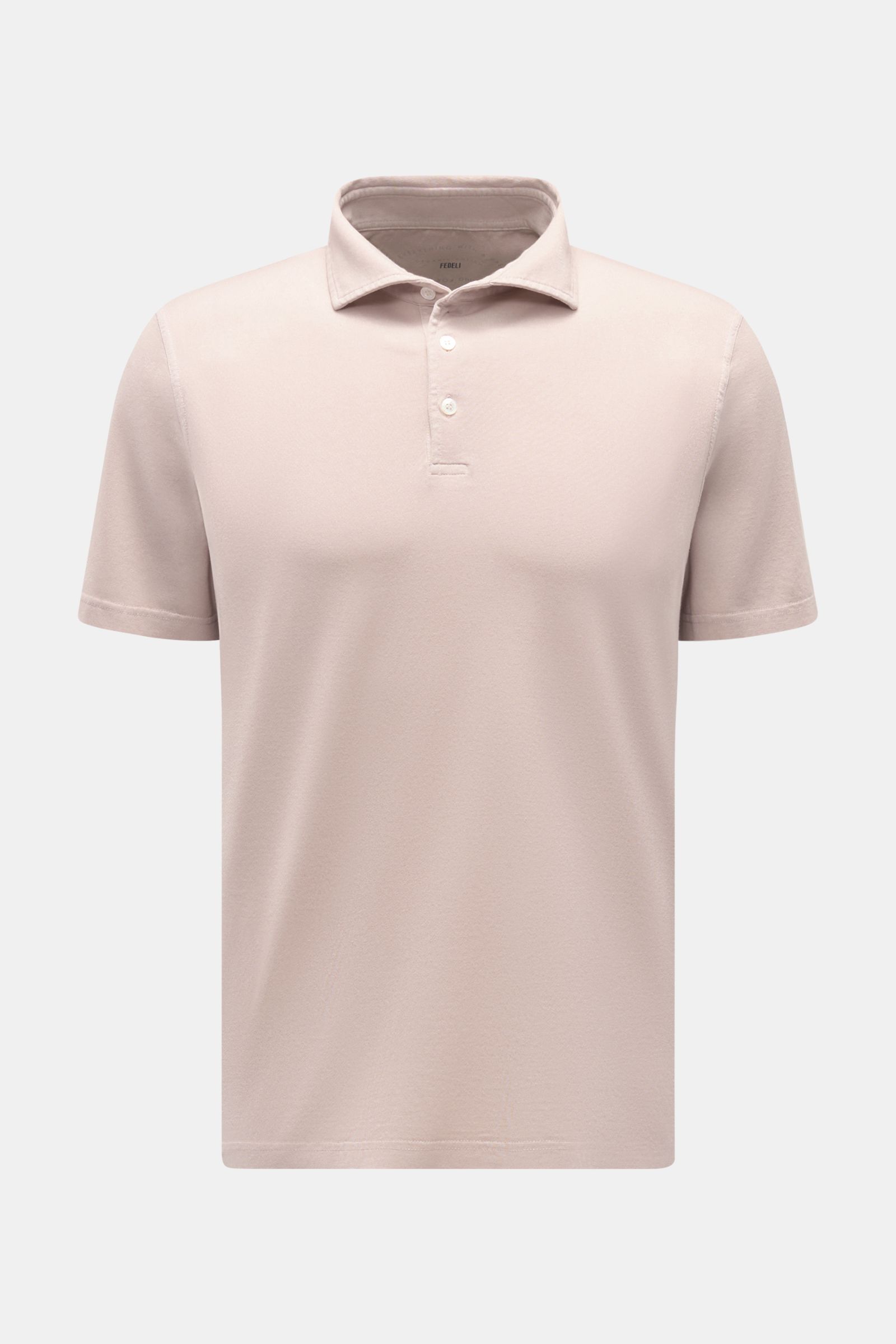 Fedeli Jersey-Poloshirt 'Zero' beige, frontale Nahaufnahme, Slim Fit, Haifisch-Kragen, drei Perlmuttknöpfe, Bio-Baumwolle, garment dyed, seitliche Saumschlitze.