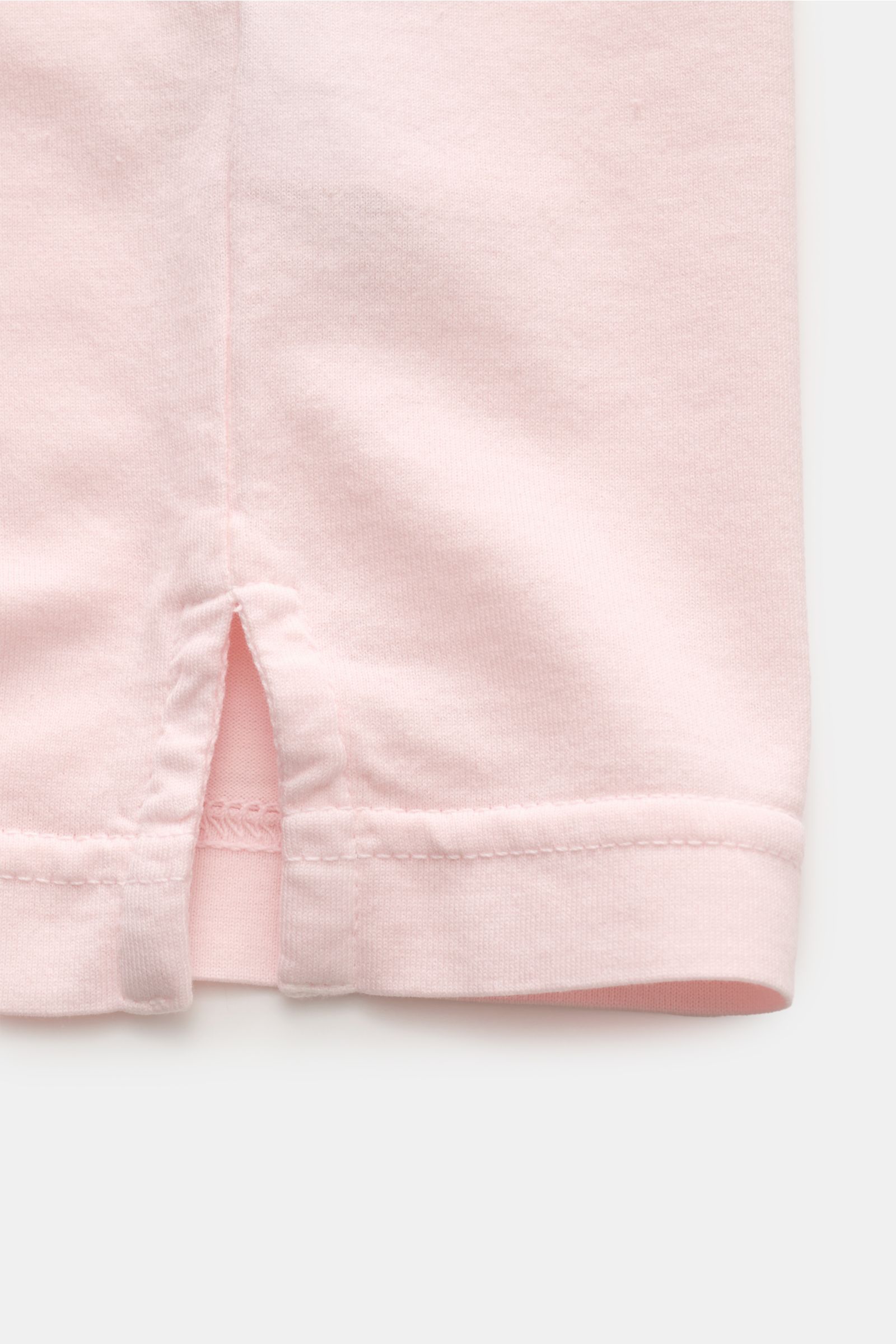 Fedeli Jersey-Poloshirt 'Zero' rosé, Nahaufnahme seitlicher Saumschlitz aus Bio-Jersey mit geschmeidigem Griff, Slim Fit, garment dyed.