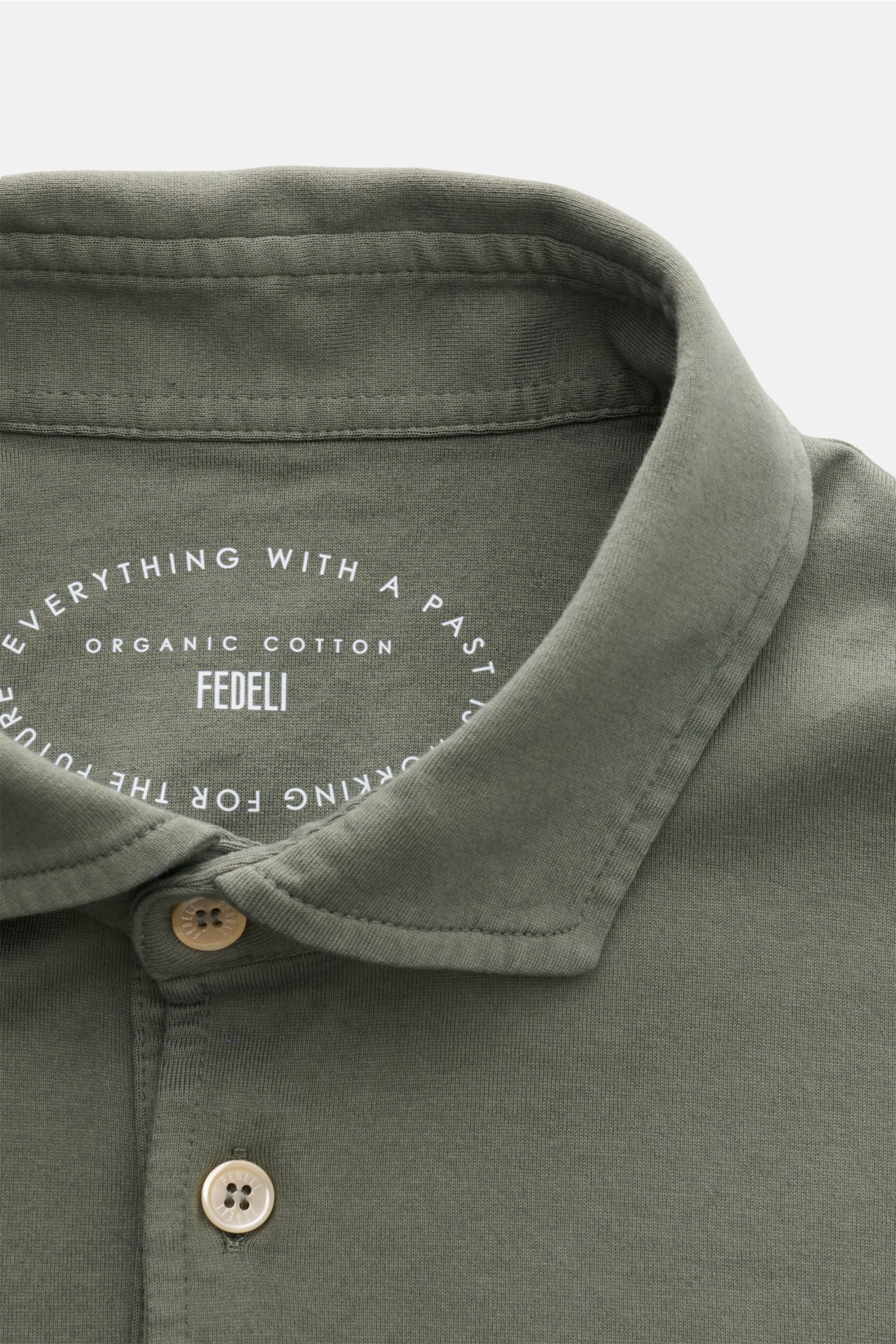 Fedeli Jersey-Poloshirt 'Zero' graugrün, Slim Fit, Haifisch-Kragen, Drei-Knopf-Leiste mit Perlmuttknöpfen, aus Bio-Baumwolle, Front nah fotografiert.
