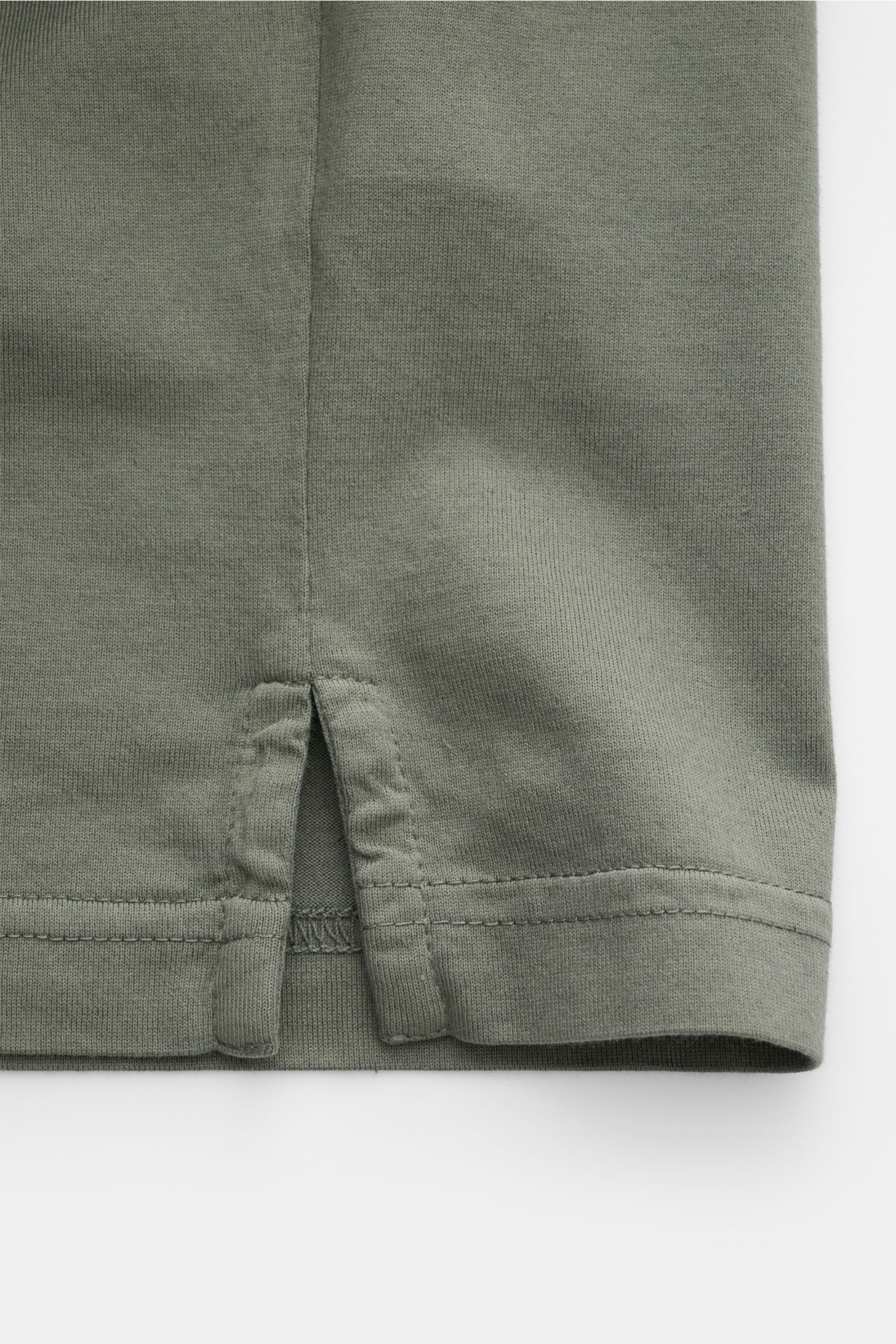 Fedeli Jersey-Poloshirt 'Zero' graugrün, Nahaufnahme seitlicher Saumschlitz, Jersey aus reiner Bio-Baumwolle, geschmeidiger Griff, Slim Fit.