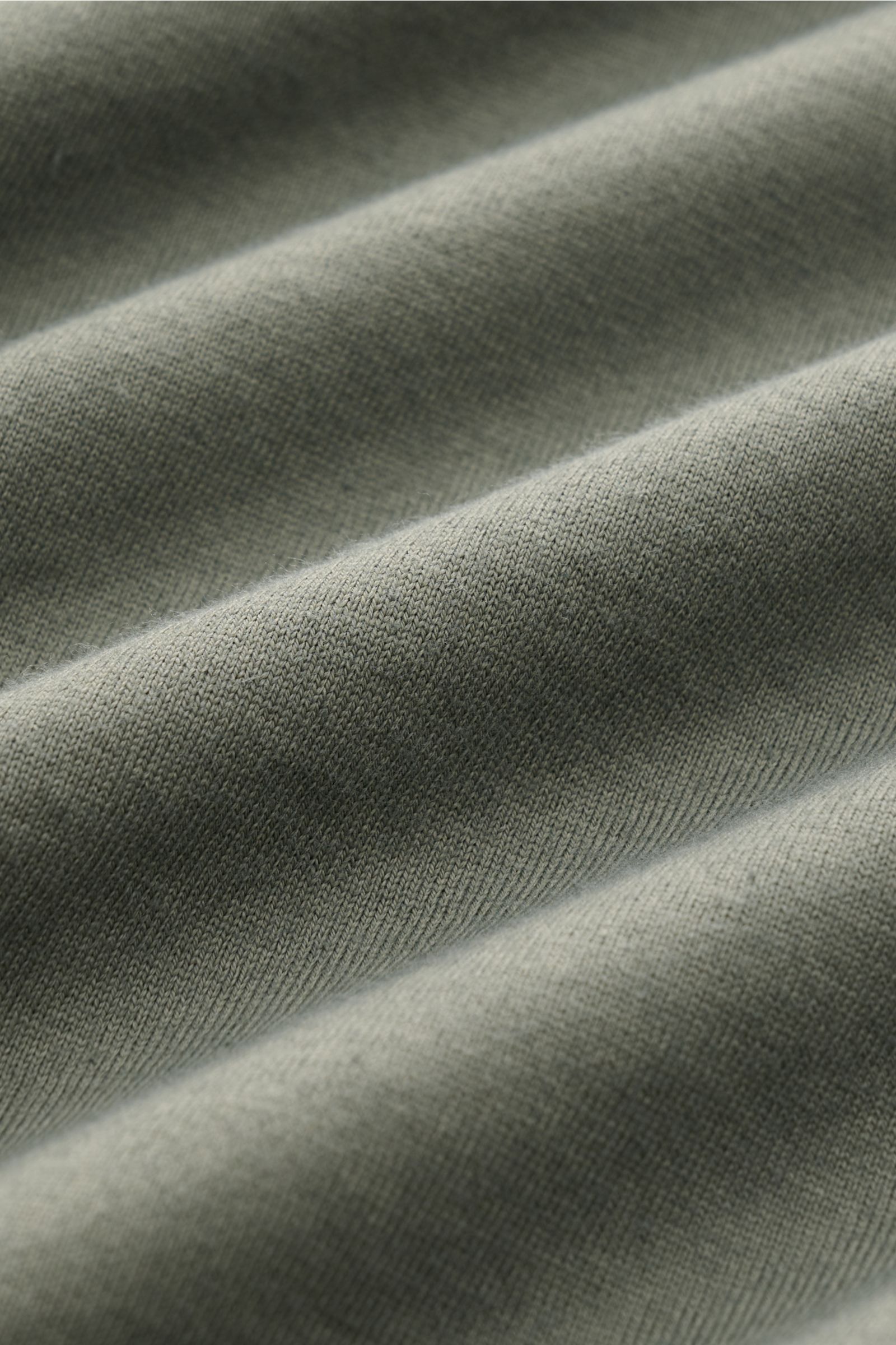 Fedeli Jersey-Poloshirt 'Zero' graugrün in Nahaufnahme von der Stoffstruktur, reine Bio-Baumwolle, garment dyed, Slim Fit, Haifisch-Kragen.