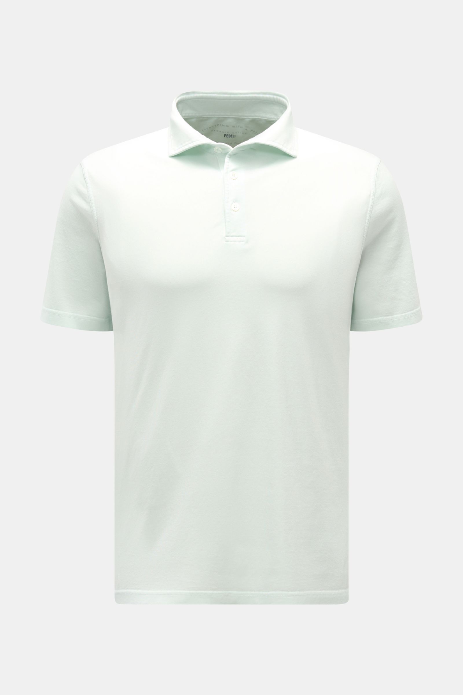 Fedeli Jersey-Poloshirt 'Zero' mintgrün, Slim Fit, aus reiner Bio-Baumwolle, Haifisch-Kragen, Perlmuttknöpfe, frontale Nahaufnahme.