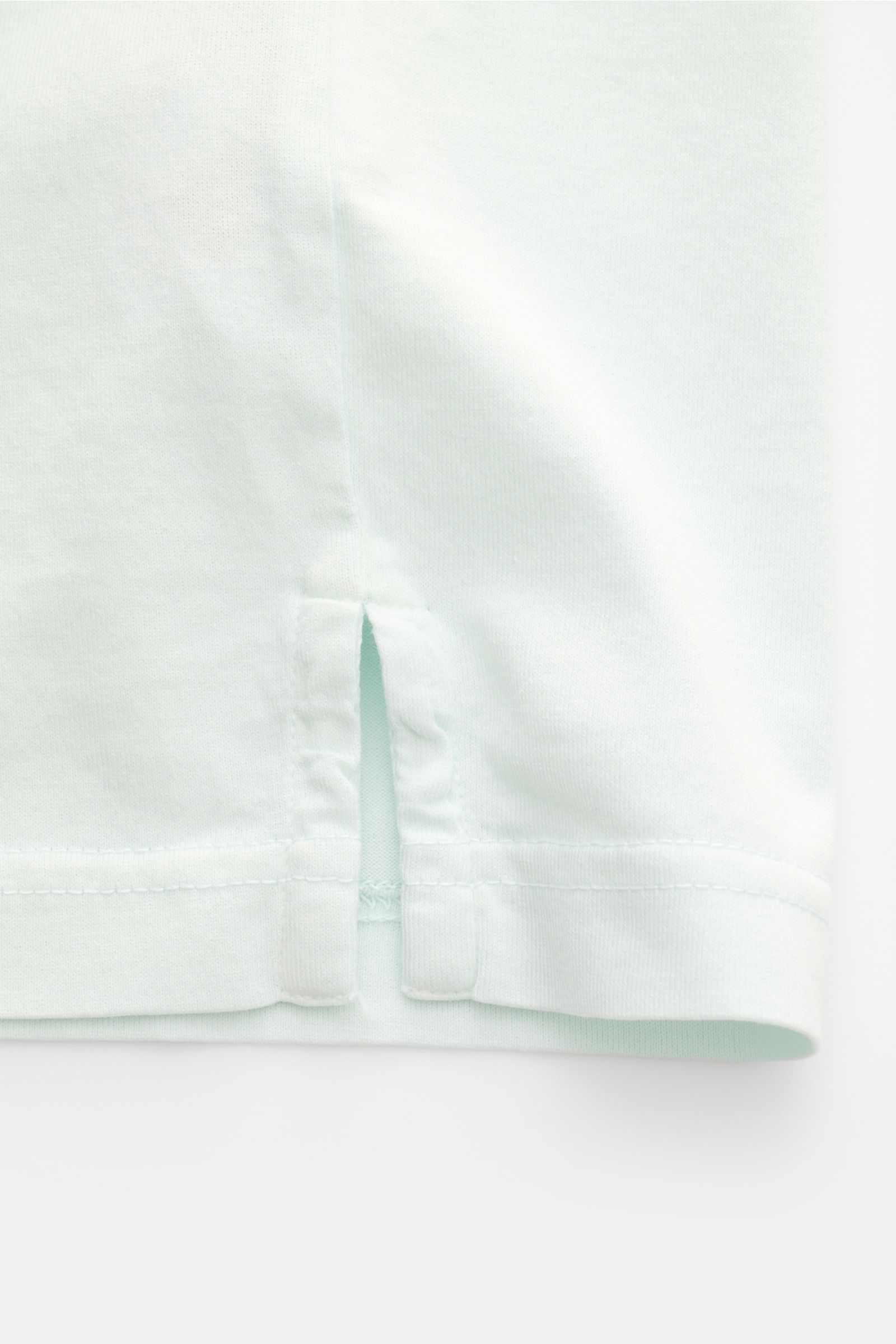 Fedeli Jersey-Poloshirt 'Zero' mintgrün Detailaufnahme des seitlichen Saumschlitzes, Jersey aus Bio-Baumwolle, garment dyed, Slim Fit.