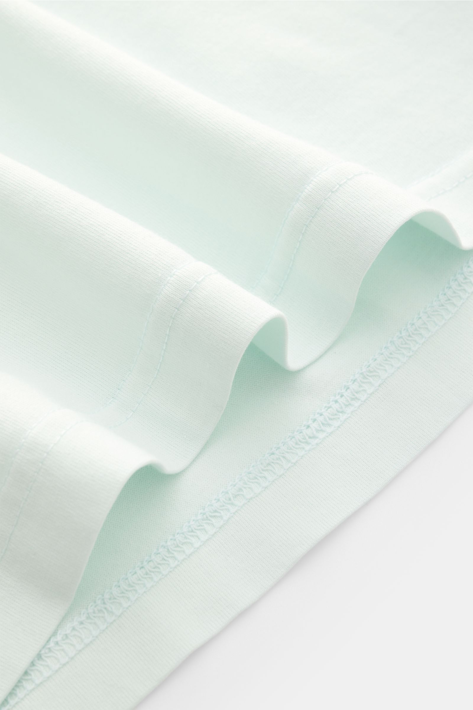 Fedeli Jersey-Poloshirt 'Zero' mintgrün, Nahaufnahme der Saumnaht und Jersey-Bio-Baumwolle, garment dyed, Slim Fit, Haifisch-Kragen.