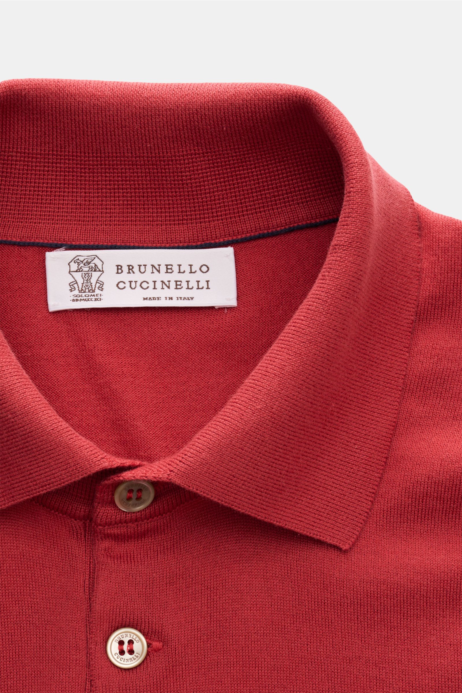 Brunello Cucinelli Kurzarm-Strickpolo rot shown from a close-up front perspective, highlighting the classic collar, three-button placket, and fine cotton knit texture. Luxuriöse Alltags-Looks profitieren von der leichten Strickqualität dieses zeitlosen