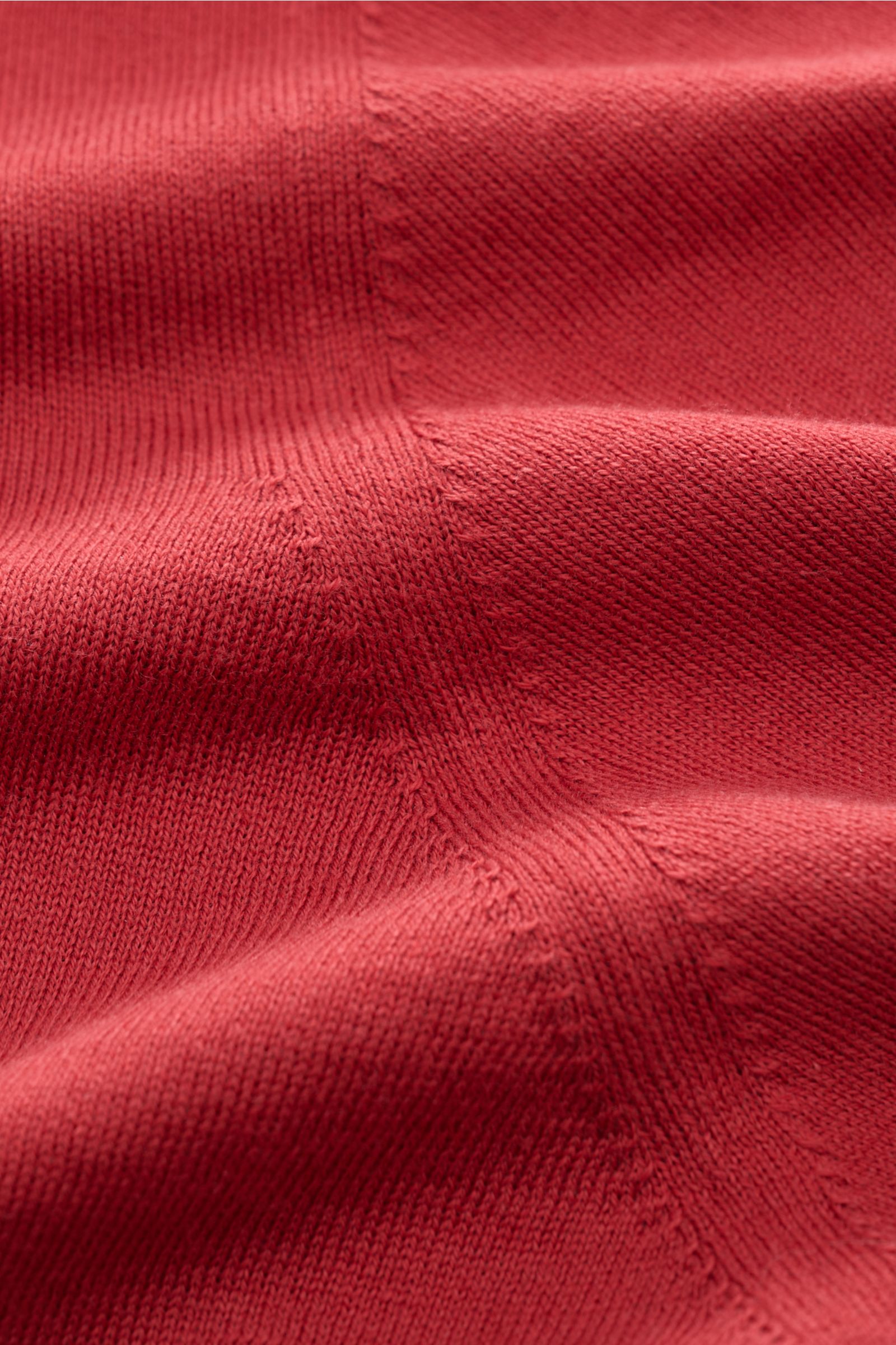 Close-up front view of the red Brunello Cucinelli Kurzarm-Strickpolo rot showing fine cotton knit texture and stitching details; Luxuriöse Alltags-Looks profitieren von der leichten Strickqualität dieses zeitlosen Kurzarm-Poloshirts von BRUNELLO CUCINE