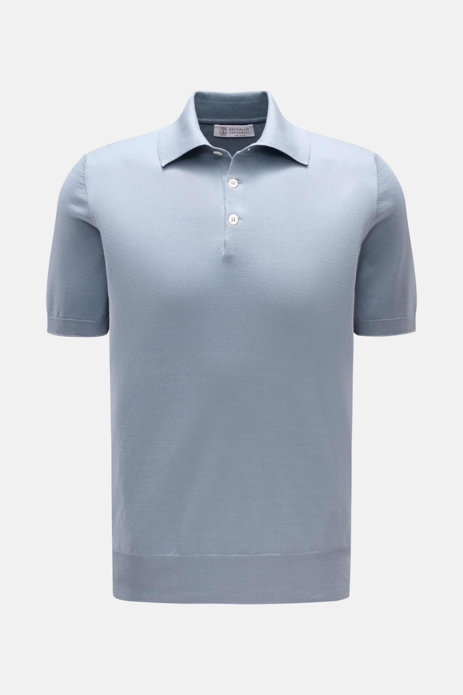 Front view of Brunello Cucinelli Kurzarm-Strickpolo rauchblau, a slim fit short-sleeve polo made of soft pure cotton knit with fine texture, classic collar, three-button placket, and flexible ribbed cuffs. Luxuriöse Alltags-Looks profitieren von der le