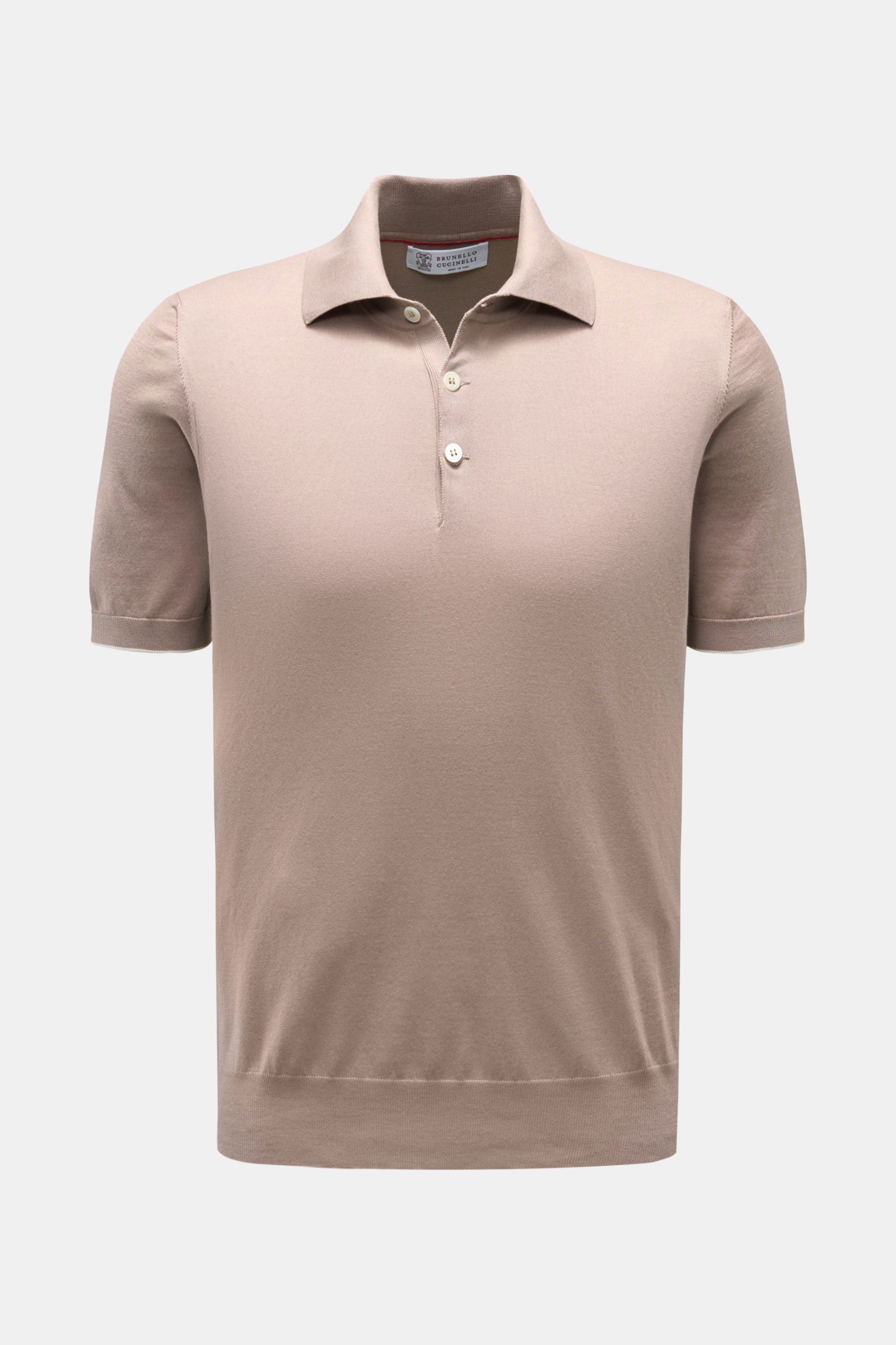 Front view of the Brunello Cucinelli Kurzarm-Strickpolo taupe, a slim fit short-sleeve polo in soft pure cotton knit with classic collar and three-button placket. Luxuriöse Alltags-Looks profitieren von der leichten Strickqualität dieses zeitlosen Kurzarm