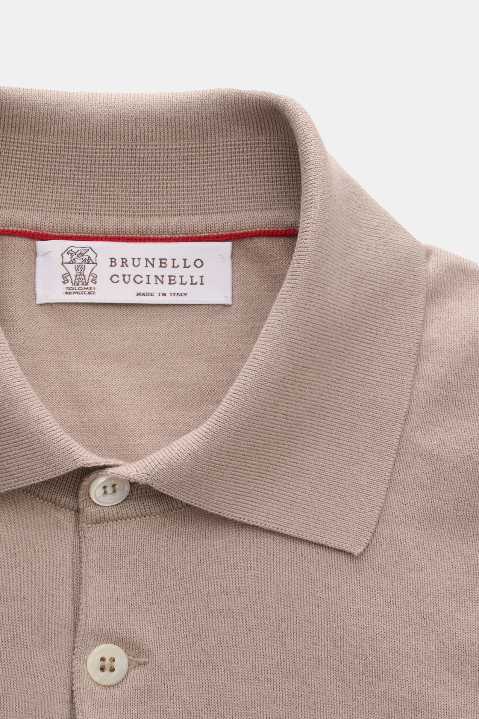 Close-up front view of the Brunello Cucinelli Kurzarm-Strickpolo taupe showing the classic polo collar, three-button placket, and fine cotton knit texture. Luxuriöse Alltags-Looks profitieren von der leichten Strickqualität dieses zeitlosen Kurzarm-Pol