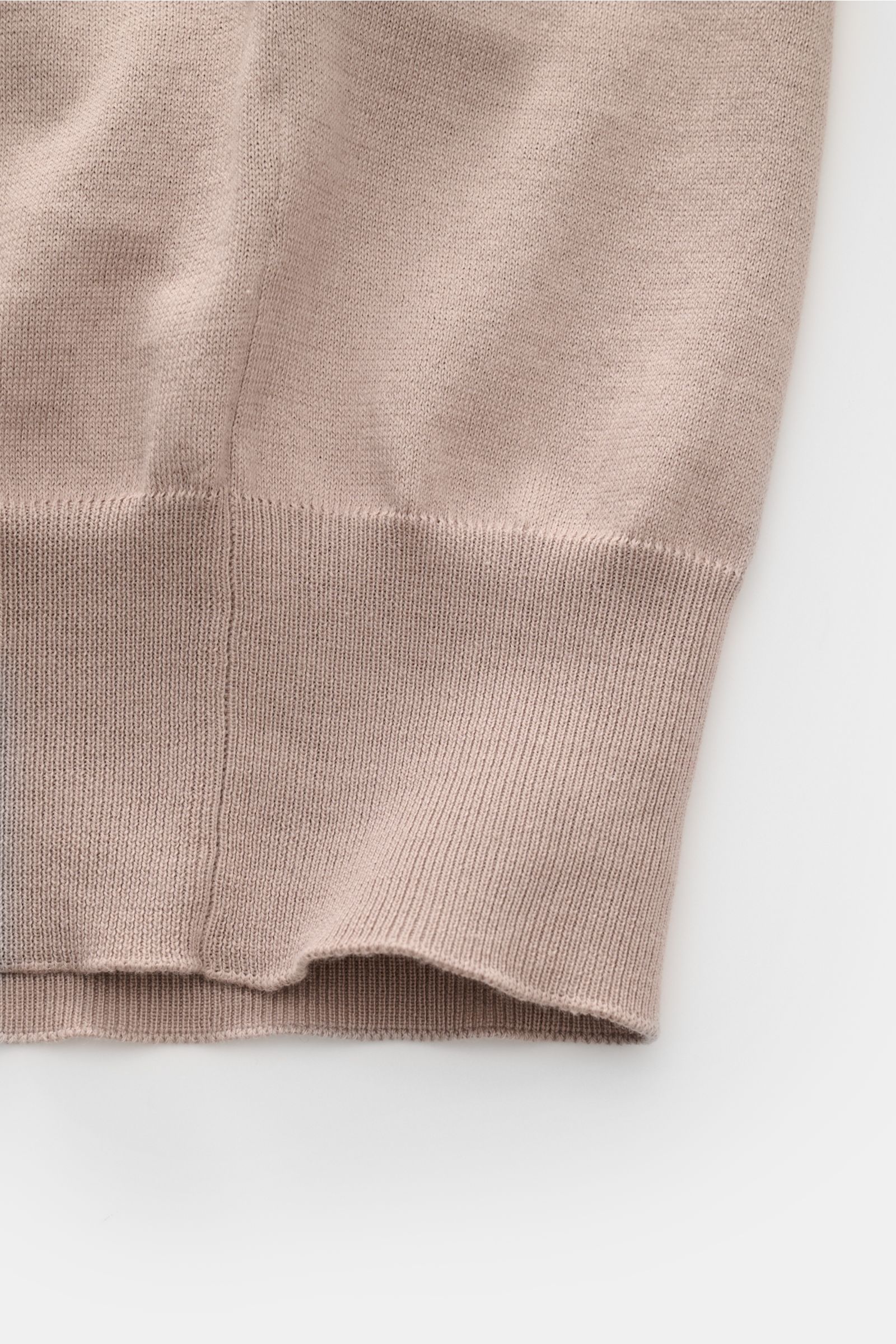 Close-up front view of the Brunello Cucinelli Kurzarm-Strickpolo taupe showing fine knit cotton fabric and ribbed hem detailing.

Luxuriöse Alltags-Looks profitieren von der leichten Strickqualität dieses zeitlosen Kurzarm-Poloshirts von BRUNELLO CUCIN