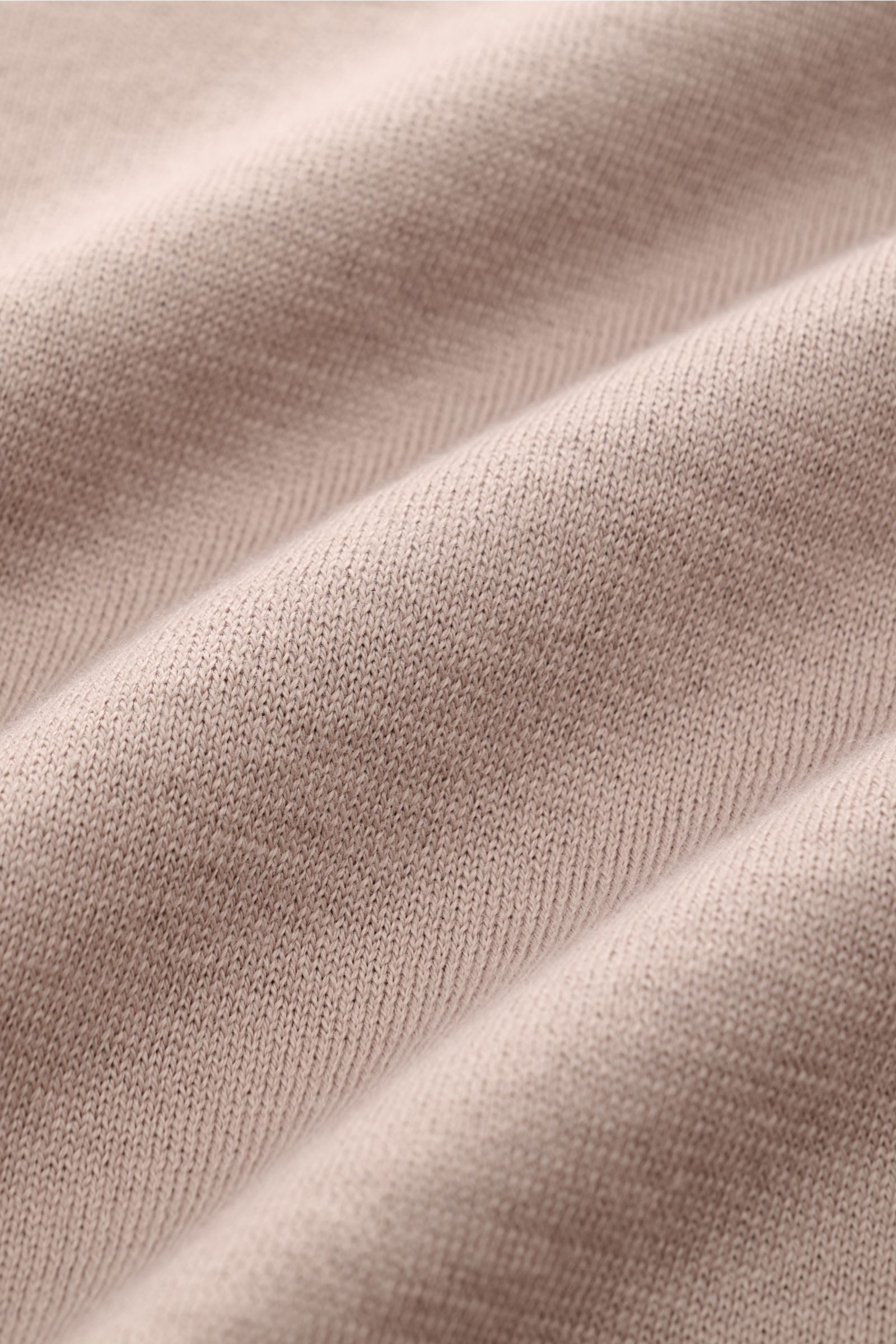 Close-up front view of the taupe fabric texture of the Brunello Cucinelli Kurzarm-Strickpolo taupe, showcasing fine knit and soft cotton.

Luxuriöse Alltags-Looks profitieren von der leichten Strickqualität dieses zeitlosen Kurzarm-Poloshirts von BRUNE