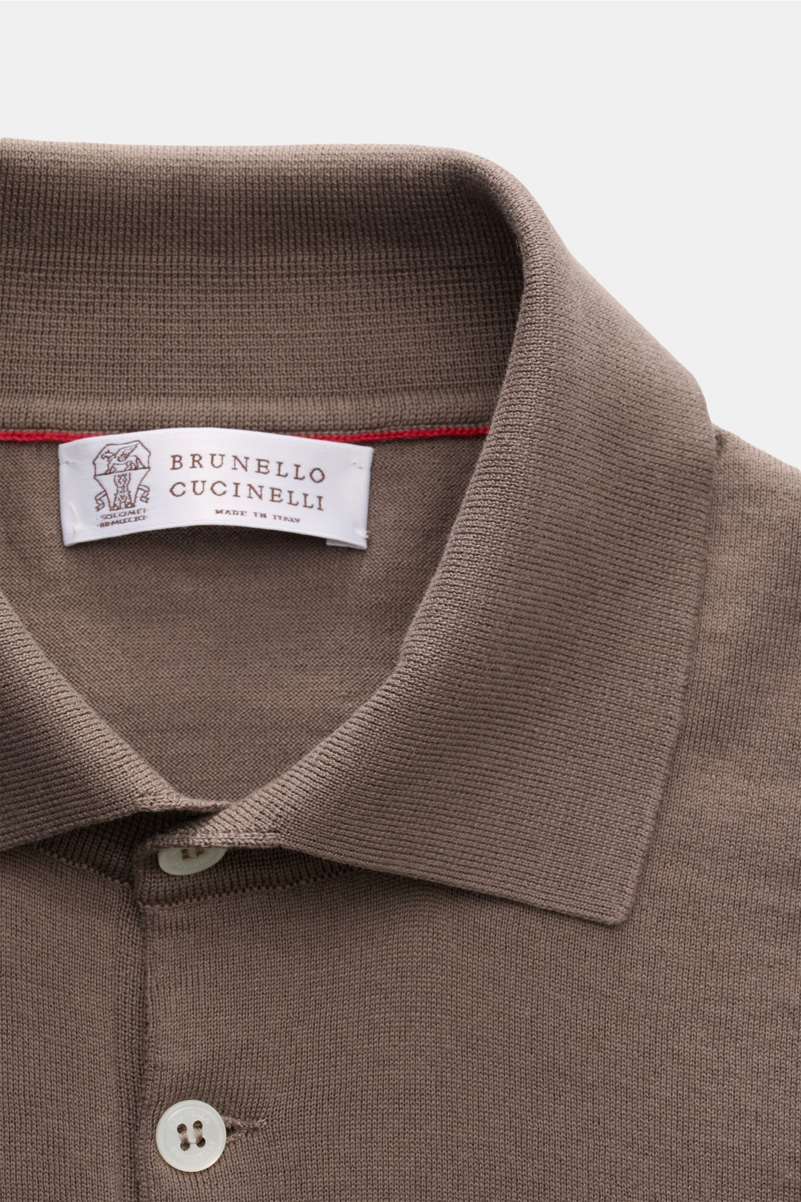 Close-up front view of the Brunello Cucinelli Kurzarm-Strickpolo graubraun showing classic collar and button placket in fine grey-brown cotton knit.

Luxuriöse Alltags-Looks profitieren von der leichten Strickqualität dieses zeitlosen Kurzarm-Poloshirt