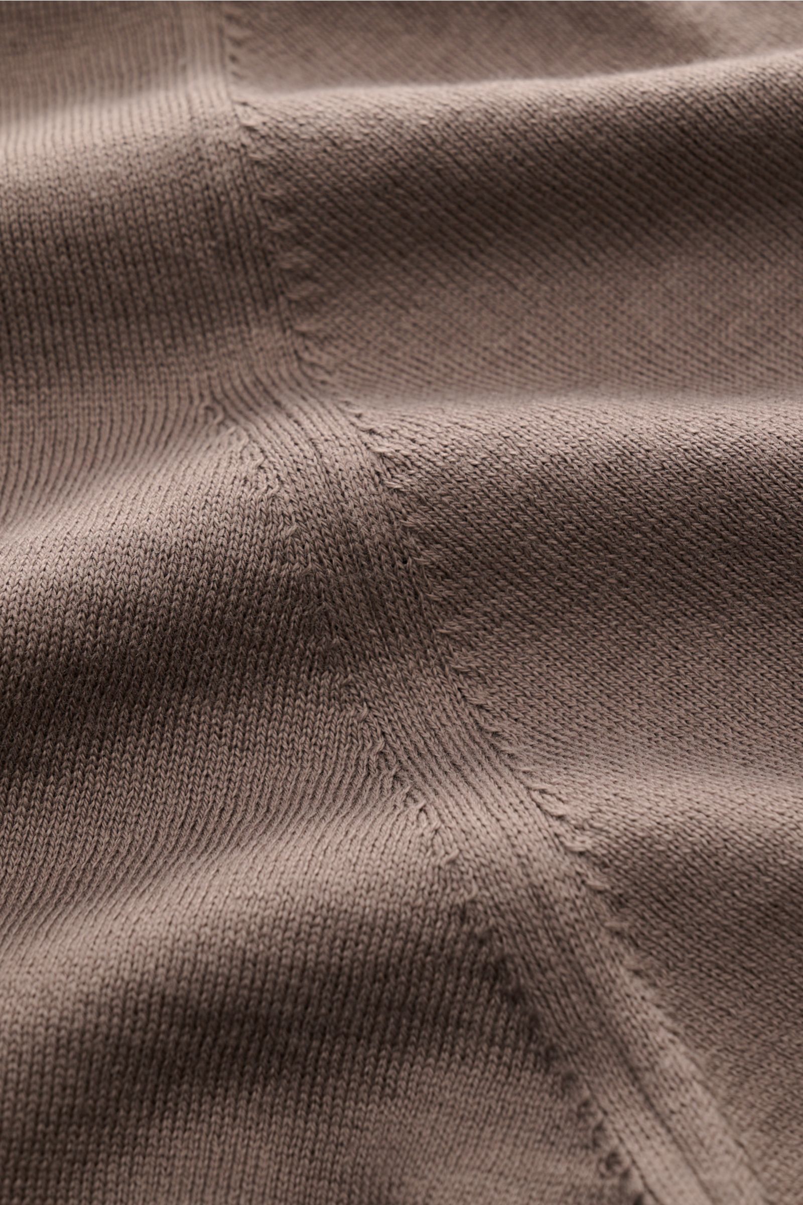 Close-up front view of the finely knitted fabric and seam details of the Brunello Cucinelli Kurzarm-Strickpolo graubraun, made from pure cotton with a soft touch. Luxuriöse Alltags-Looks profitieren von der leichten Strickqualität dieses zeitlosen Kurz